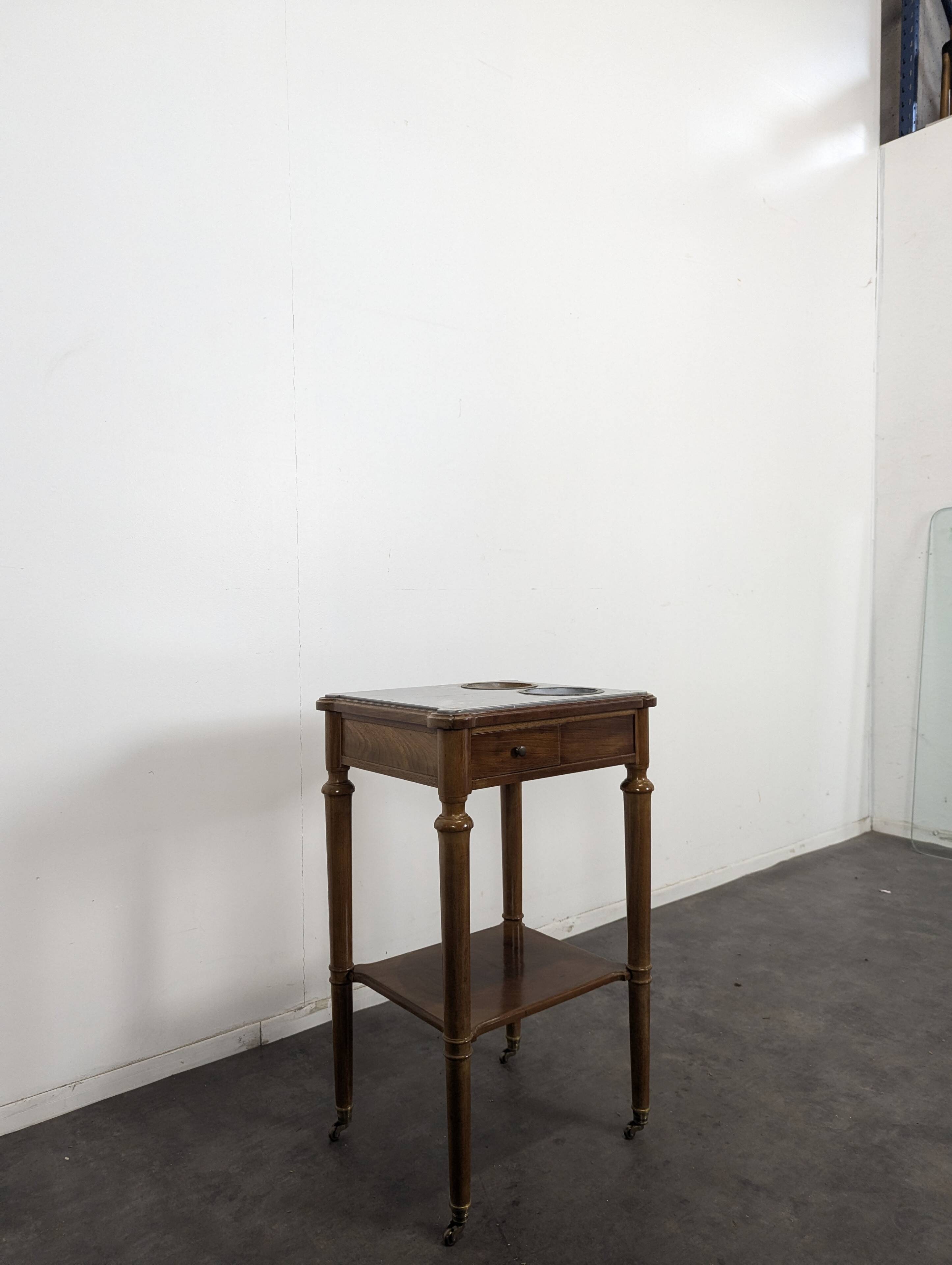 Mahogany refreshment cabinet from the early 19th century.