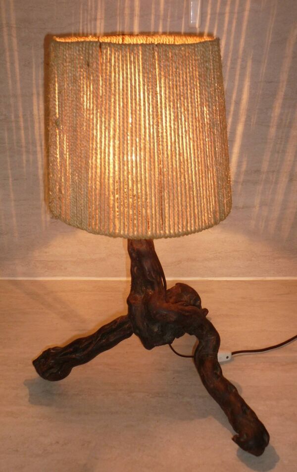 Lampe brutaliste en cep de vigne et abat jour corde ou tissu vintage