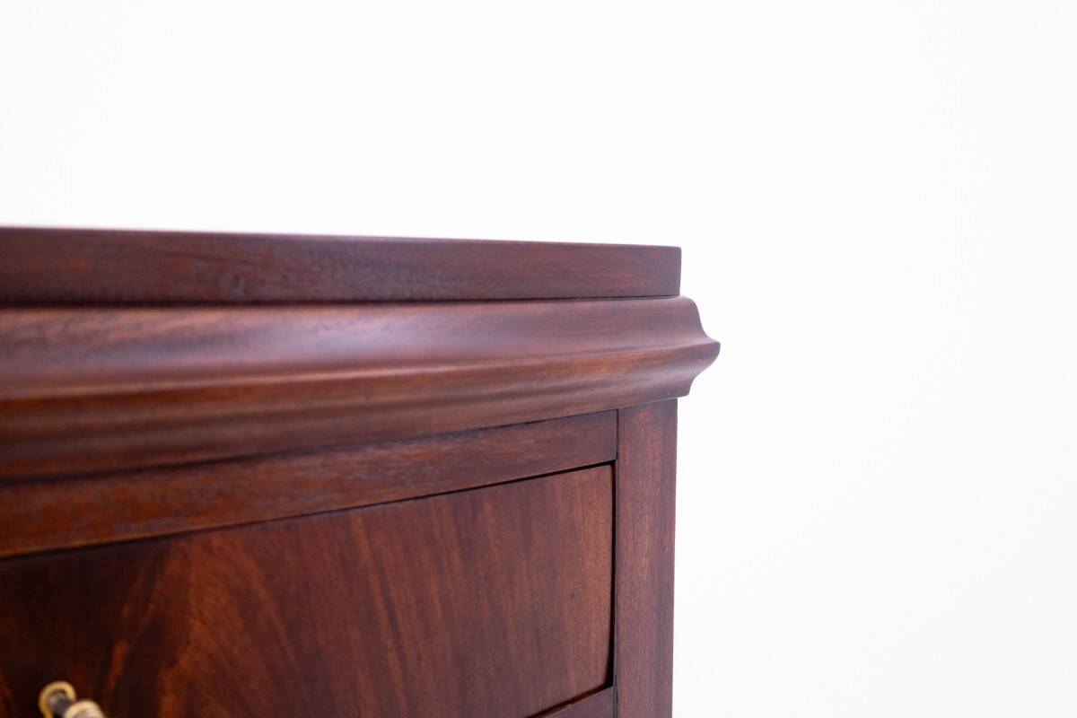 Commode d'angle en acajou, Europe du Nord, fin du XIXe siècle.