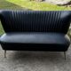 Canapé cocktail mid-century noir en vinyle avec pieds en hêtre, banquette 2 places années 1950