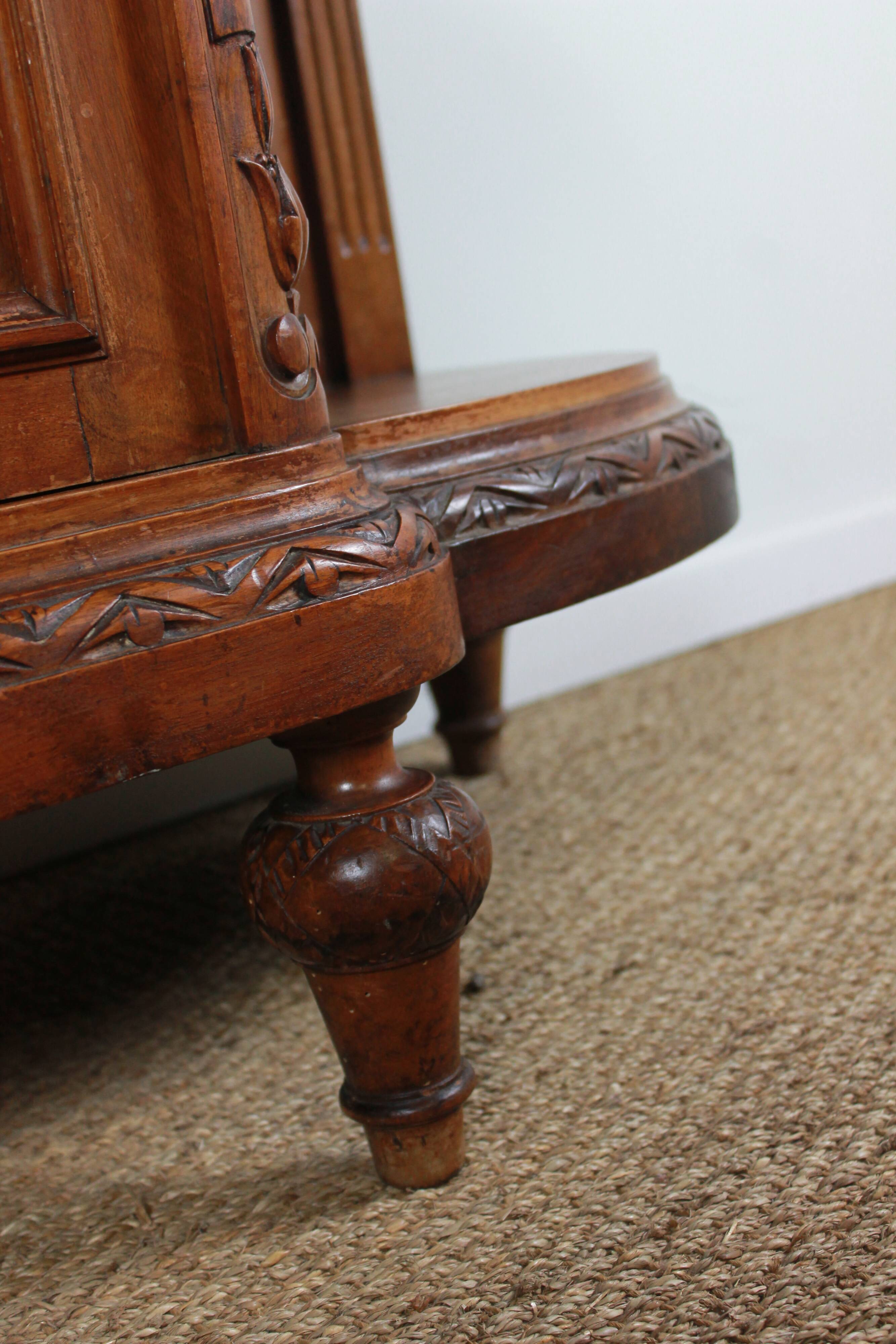 Half-moon shaped serving trolley