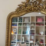 Miroir ancien de style Louis XVI, doré à la feuille