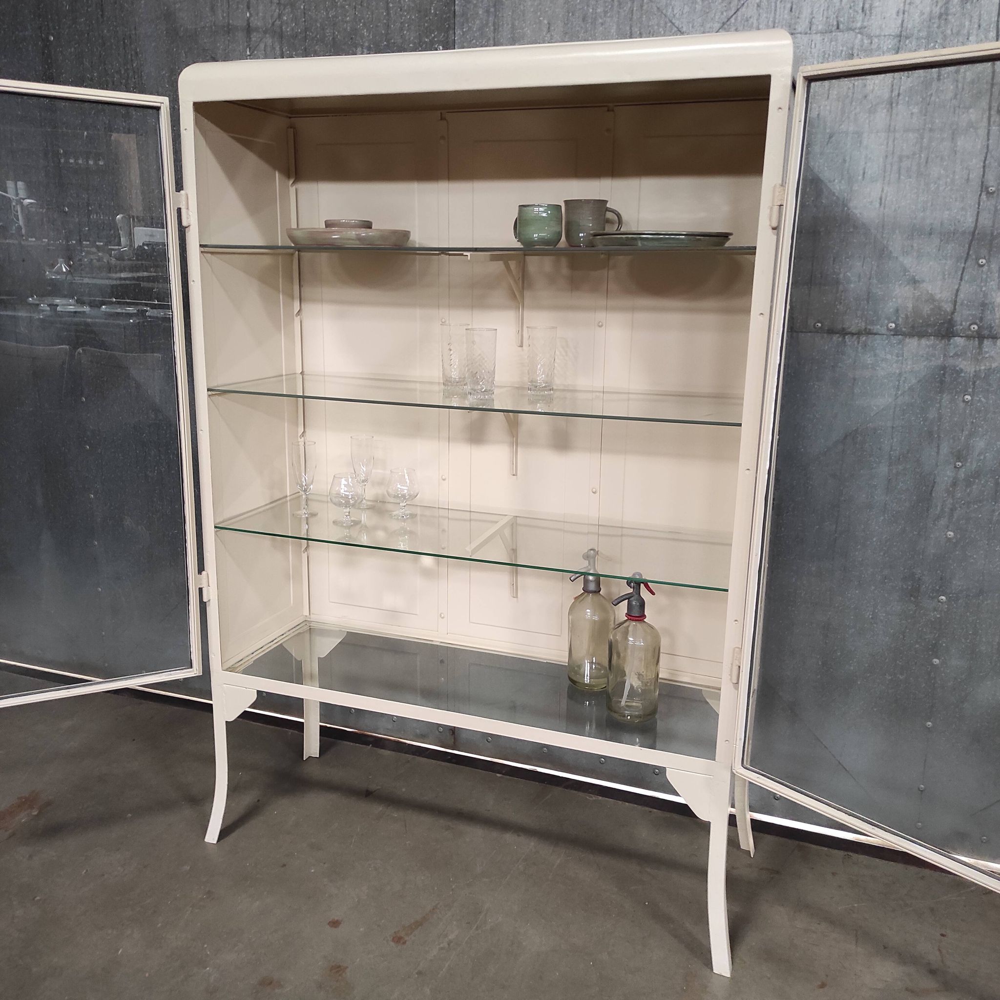 Armoire de médecin double vintage | Armoire à pharmacie blanche sur pieds élégants