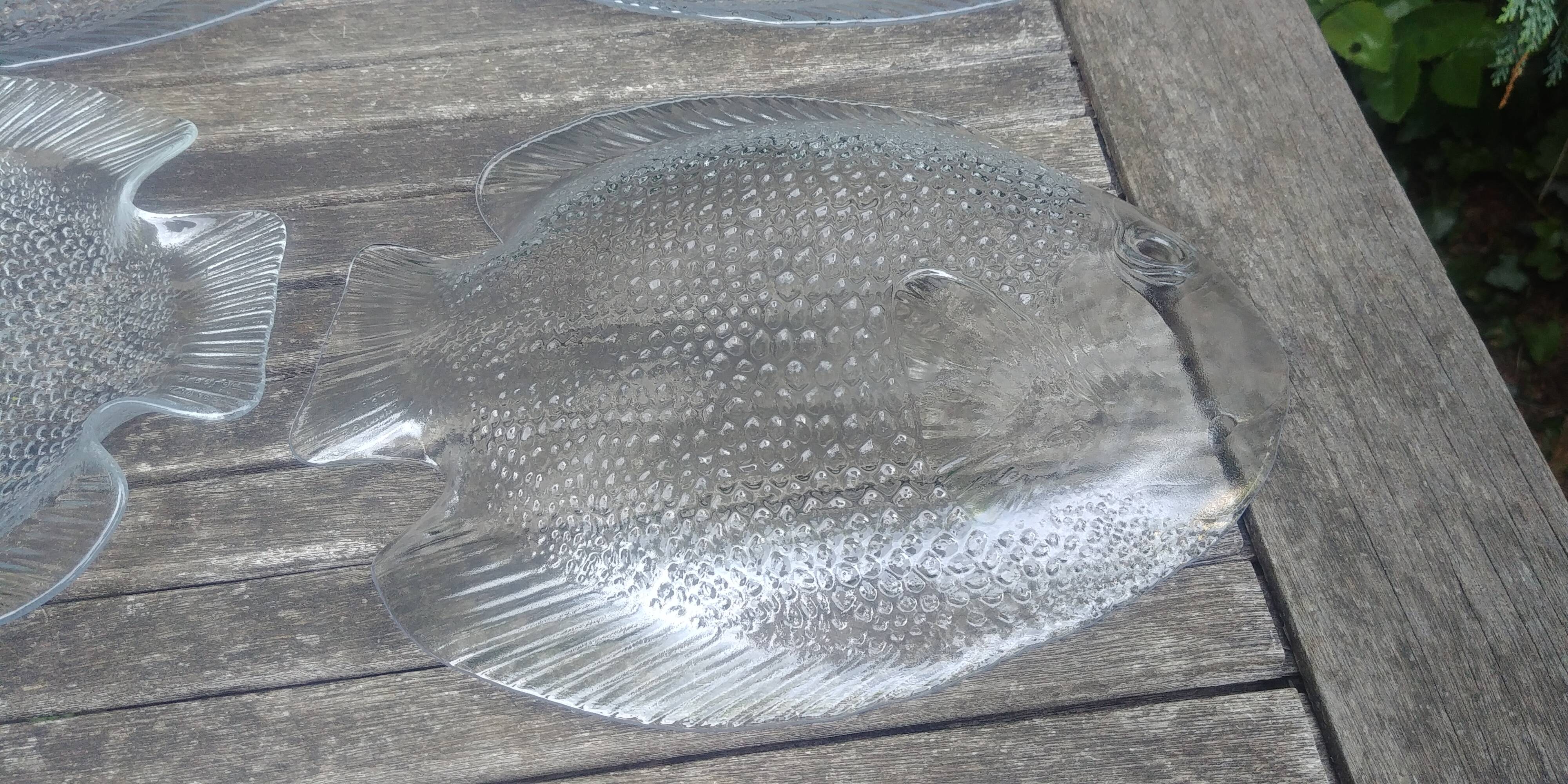 Set of twelve Arcoroc transparent glass fish-shaped dinner plates - vintage.