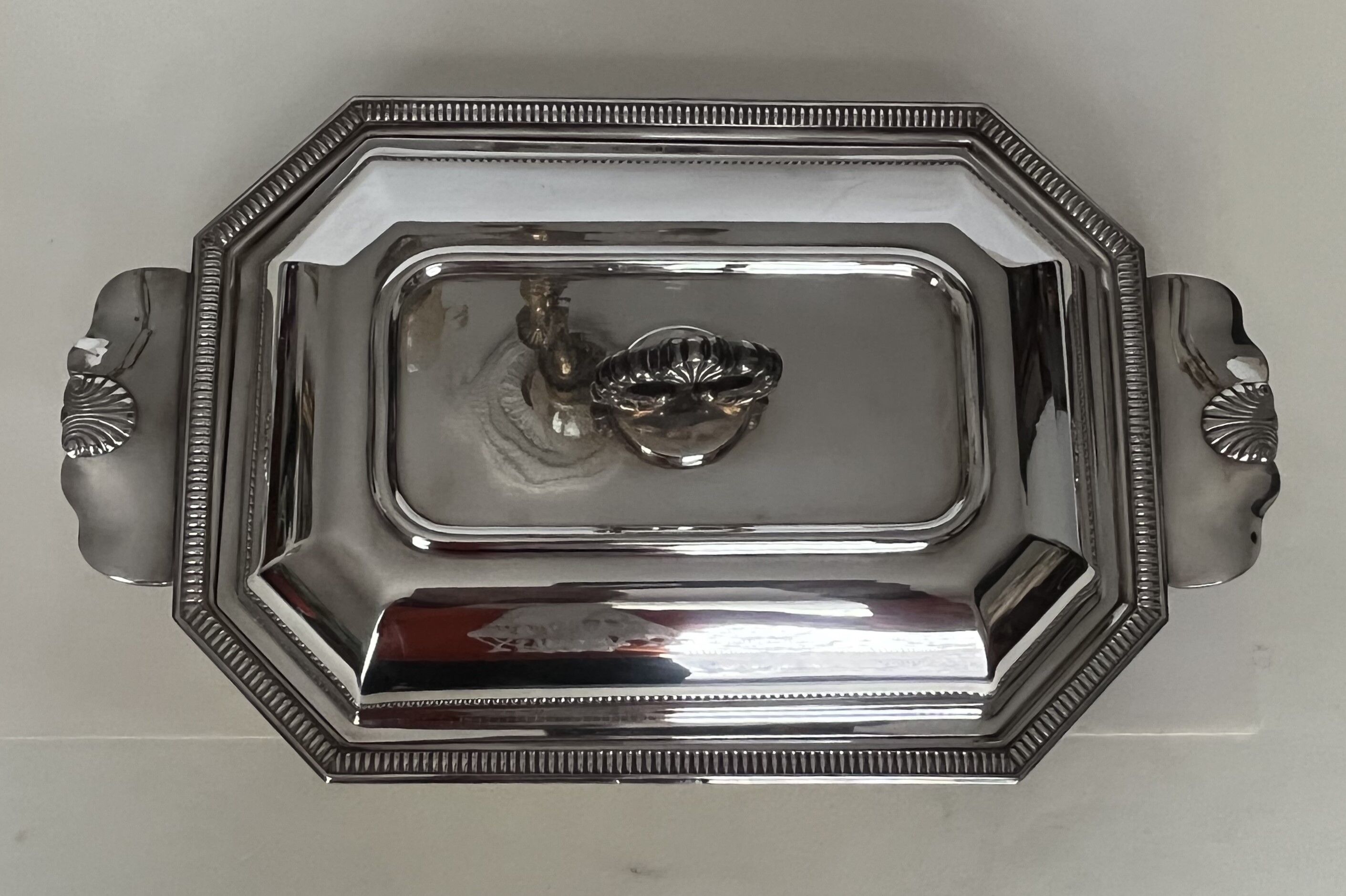 Dish in silver metal