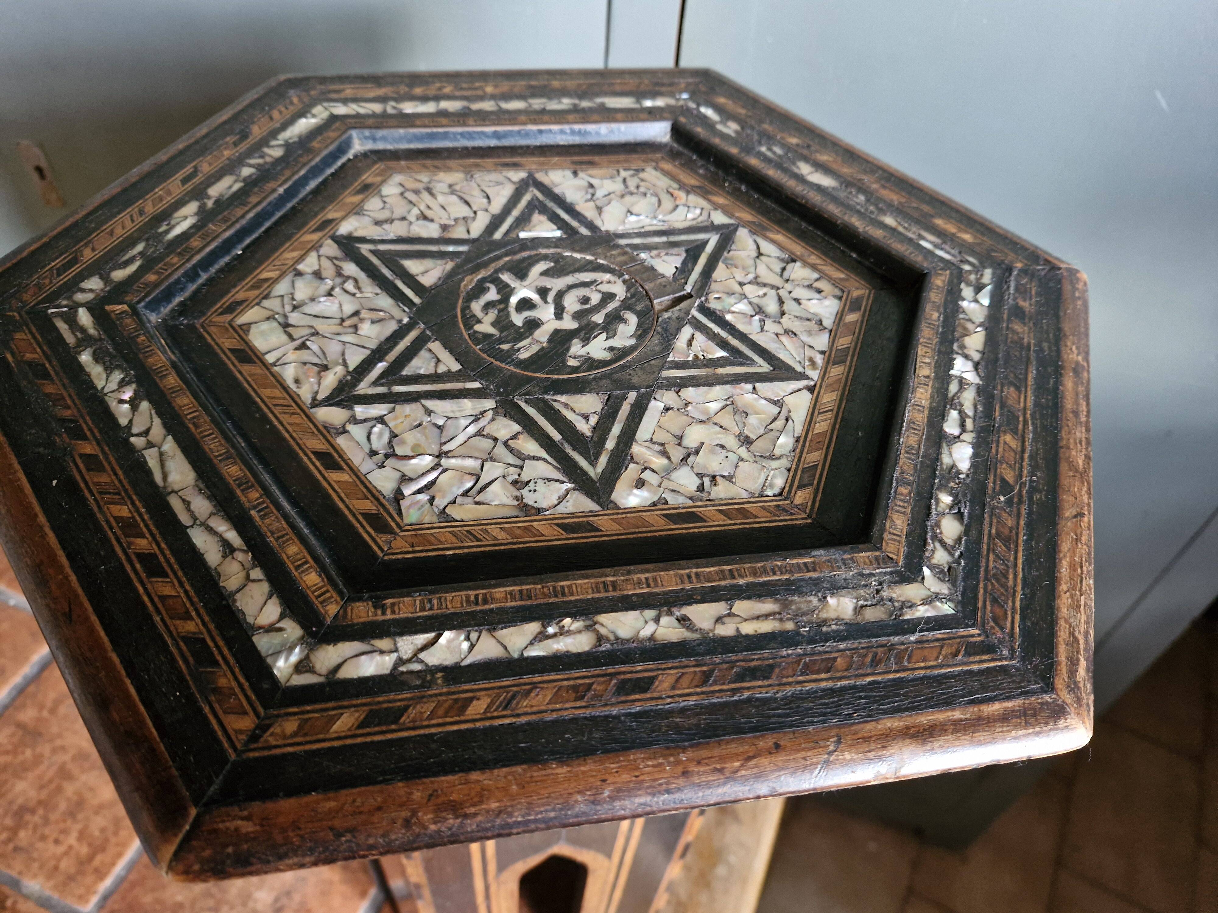 Antique octagonal table with mother-of-pearl inlays - Syria or Egypt