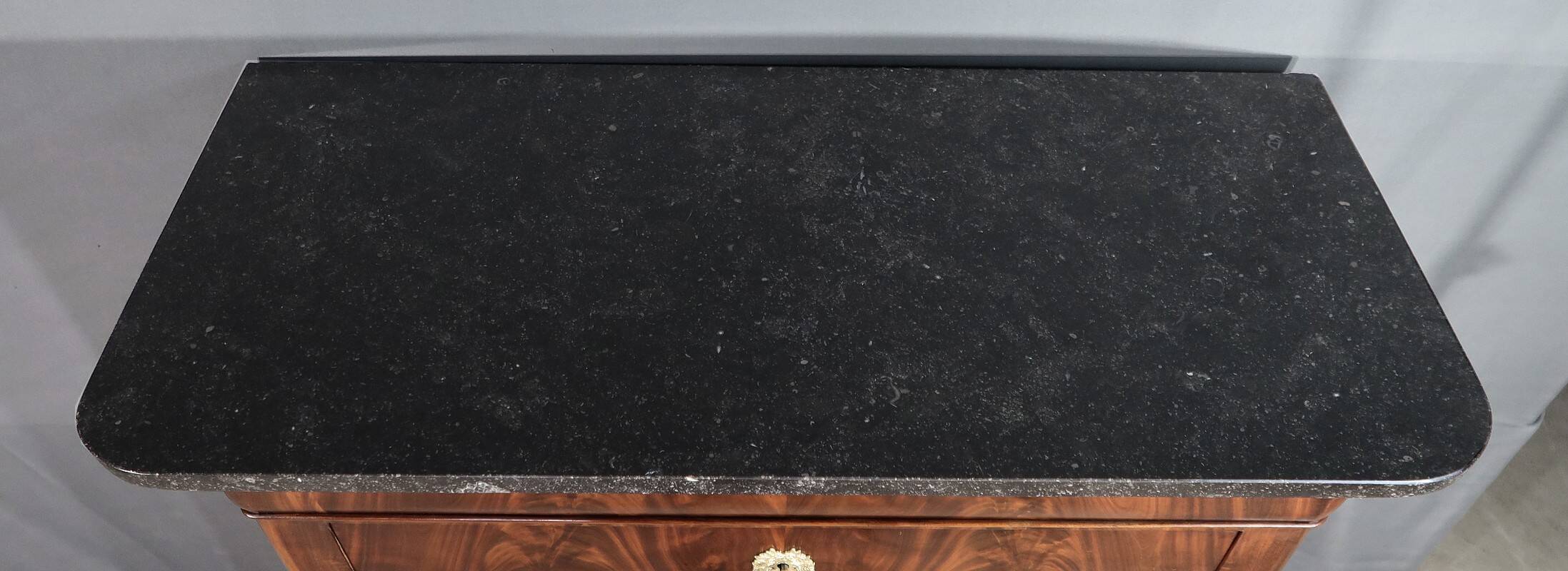 Mahogany burl chest of drawers, Restoration period – Early 19th century