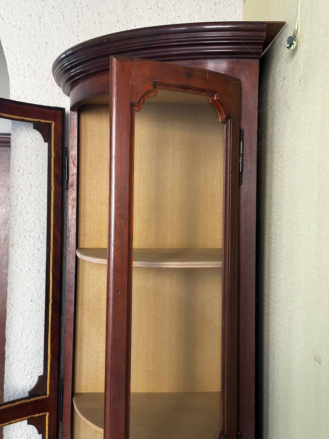 Corner display cabinet veneered in mahogany - Victorian - 20th century