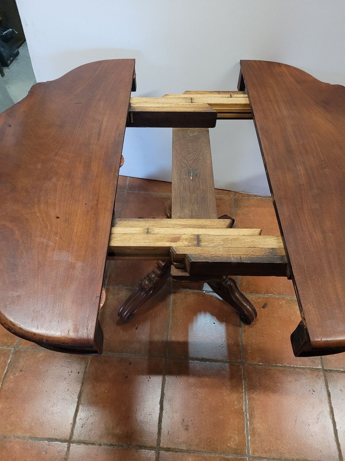 Mahogany gueridon with 1 extension cord