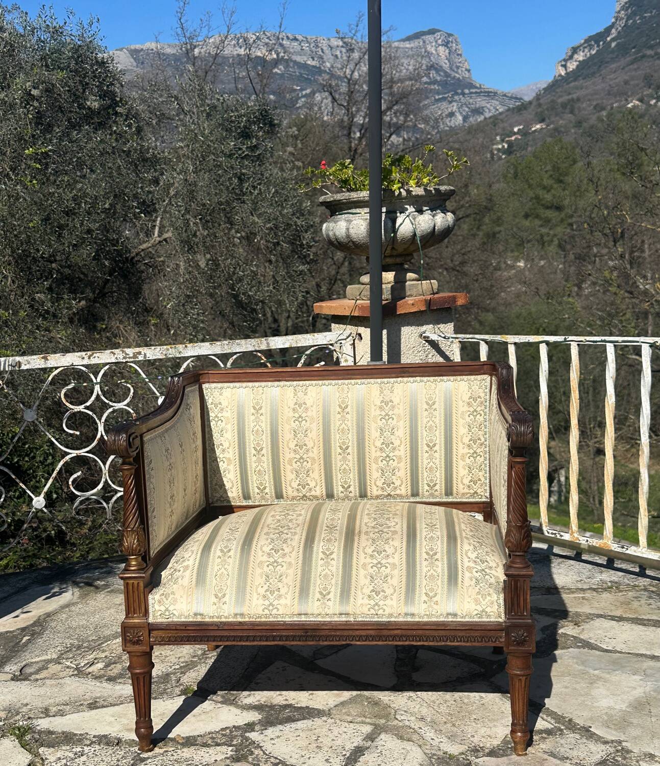 Low armchair in finely carved wood in the Louis XVI style from the 19th century