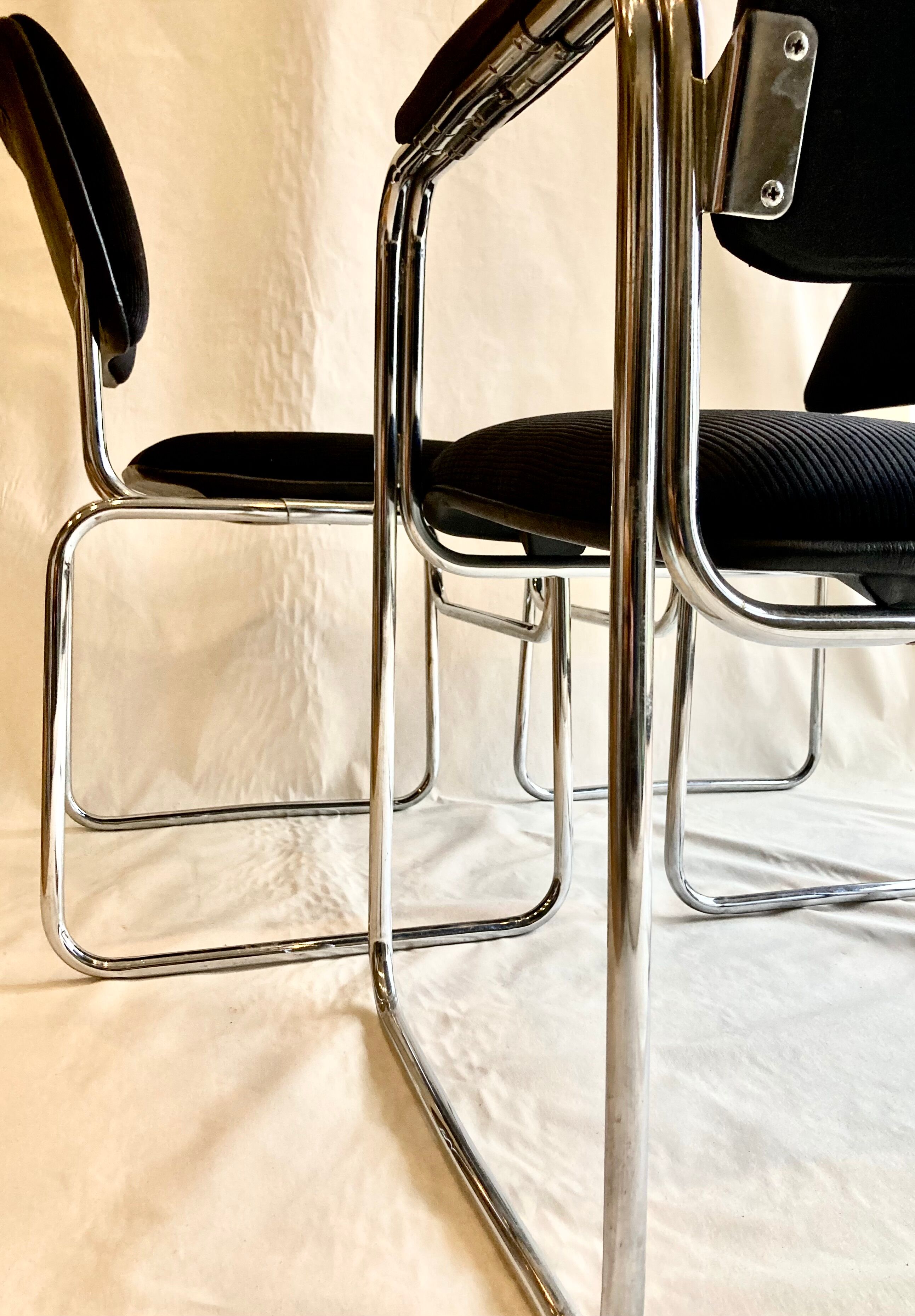 Fauteuil et 2 chaises design, chrome tubulaire