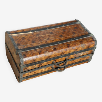 Old wooden suitcase / trunk