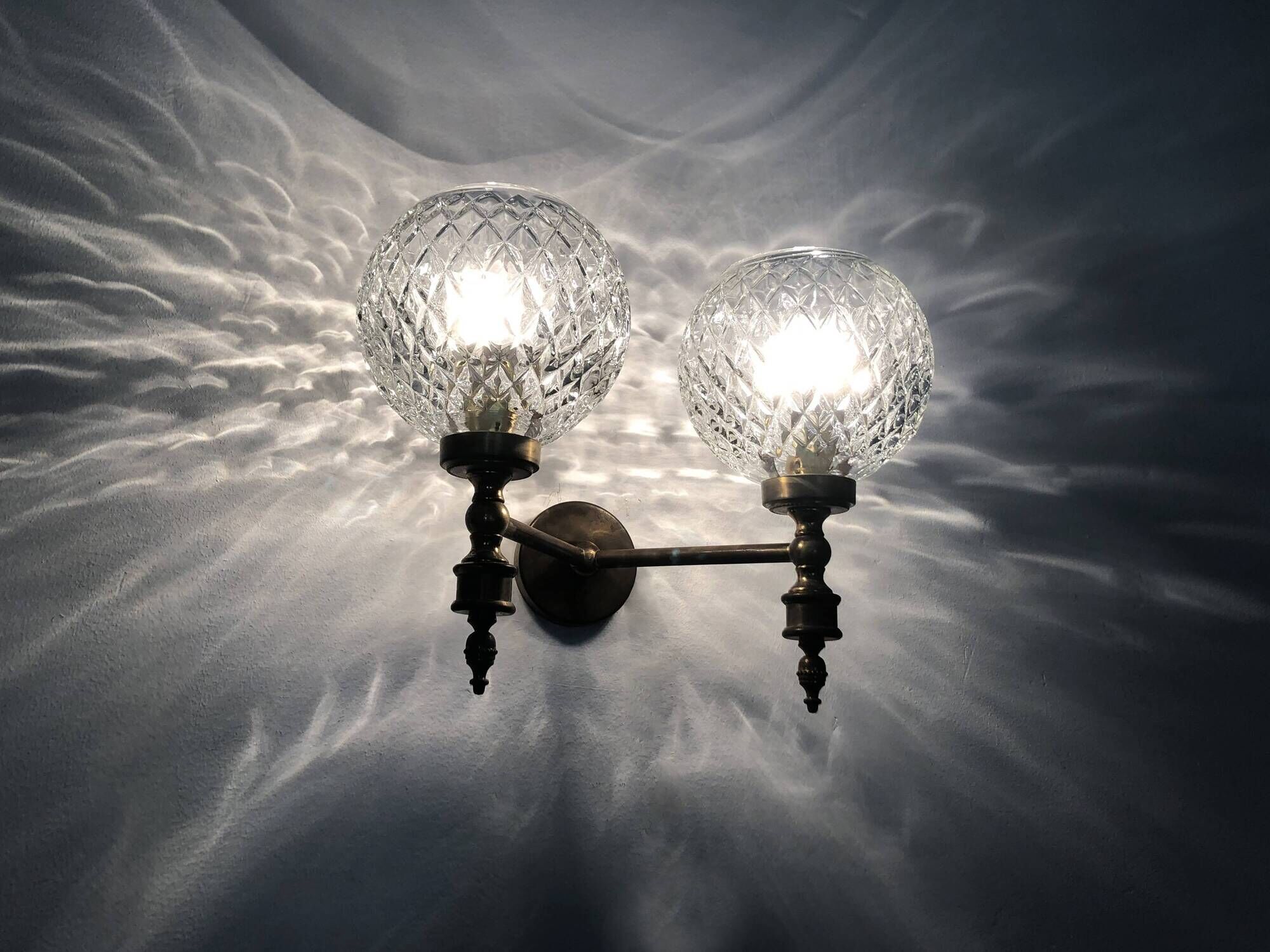 Paire d'appliques murales vintage en laiton et globe en verre années 50