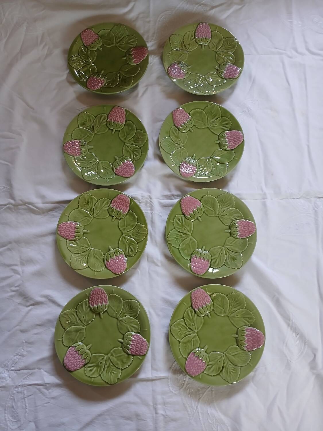 8 assiettes à dessert anciennes en barbotine