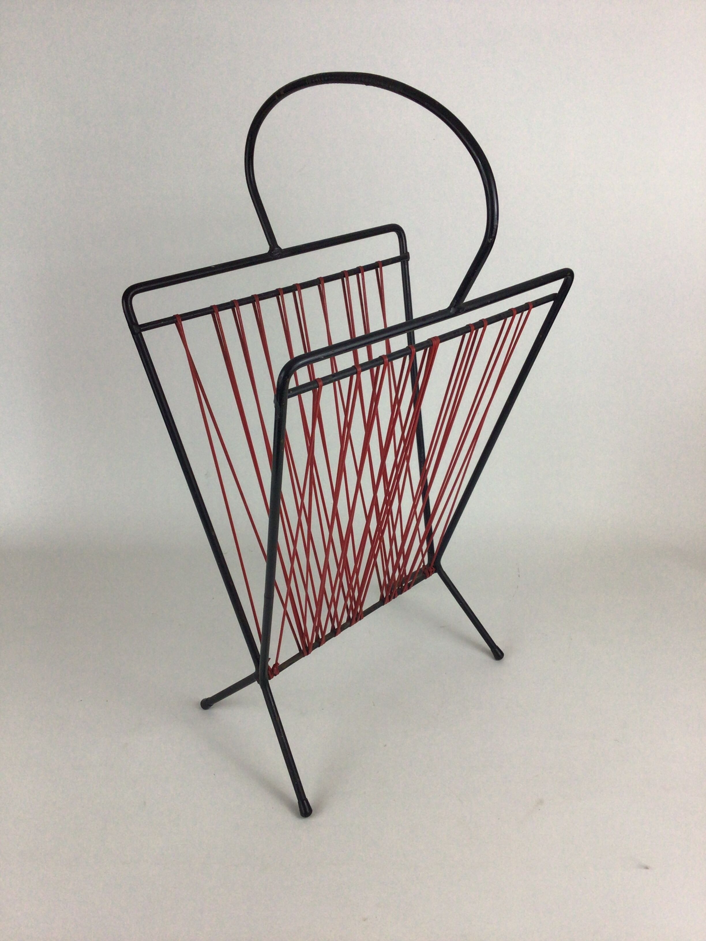 Metal and scoubidous magazine door