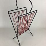 Metal and scoubidous magazine door