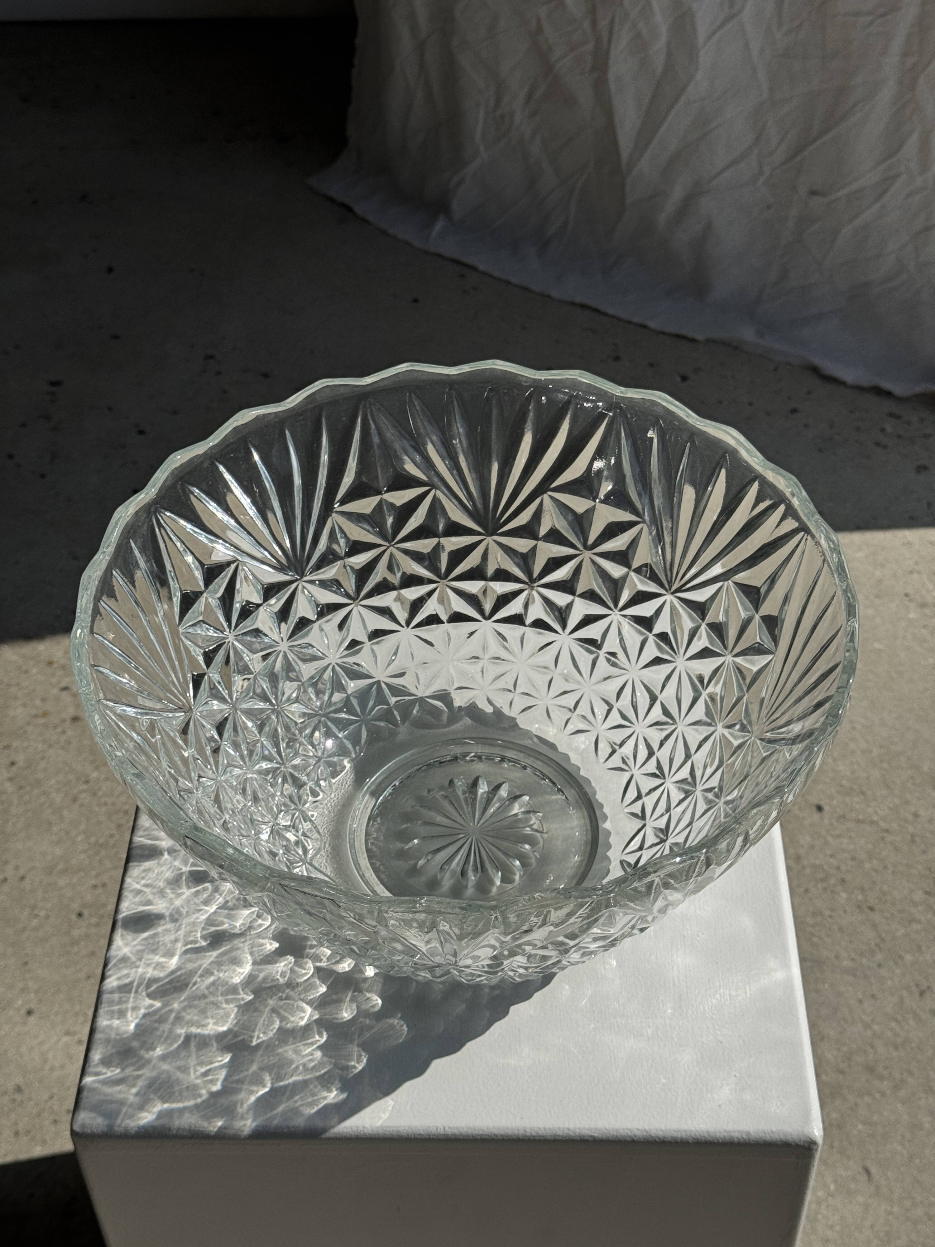 Large glass salad bowl with diamond points D30