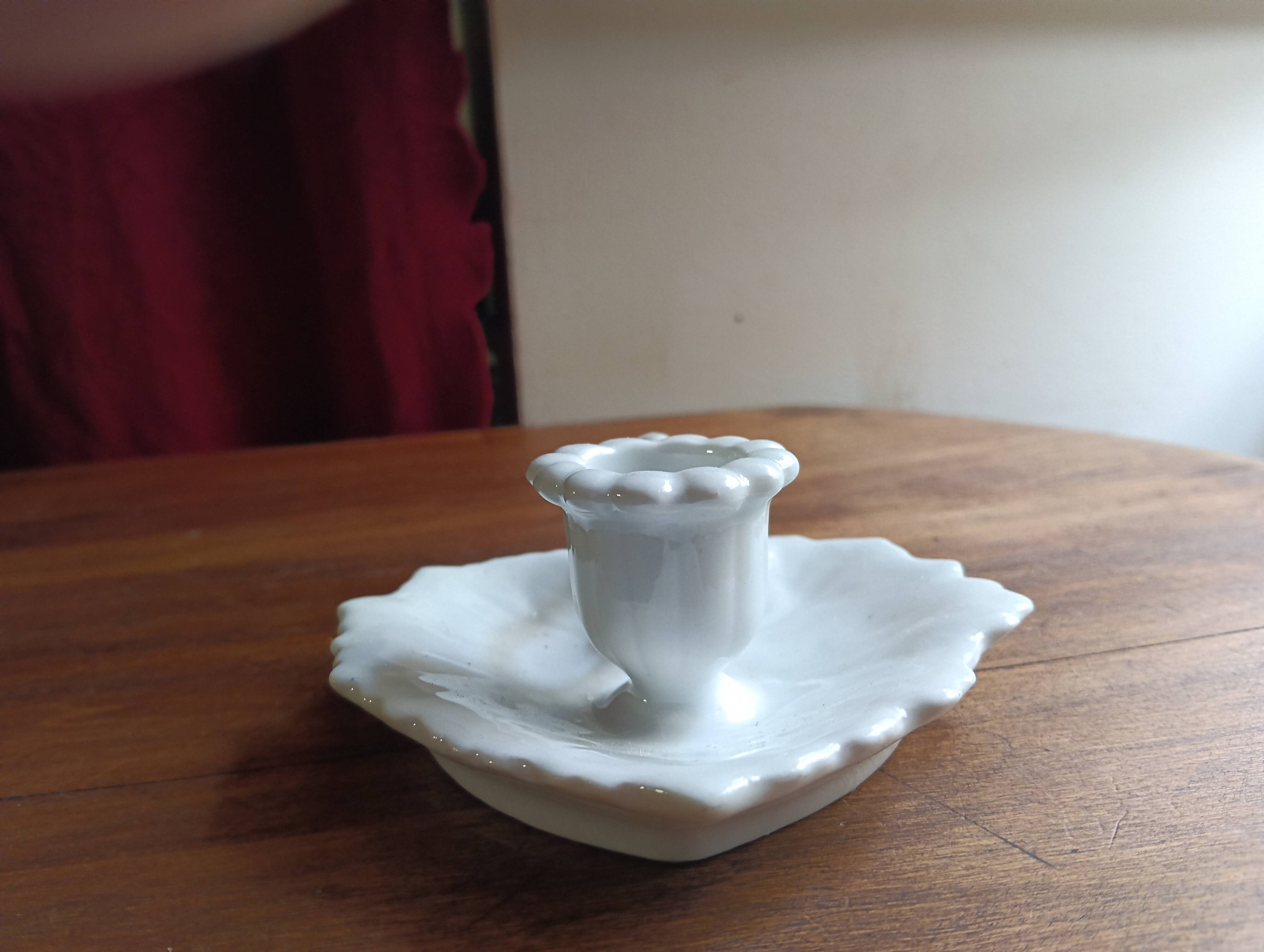 Night or hand-held porcelain candle holder in the shape of a leaf.