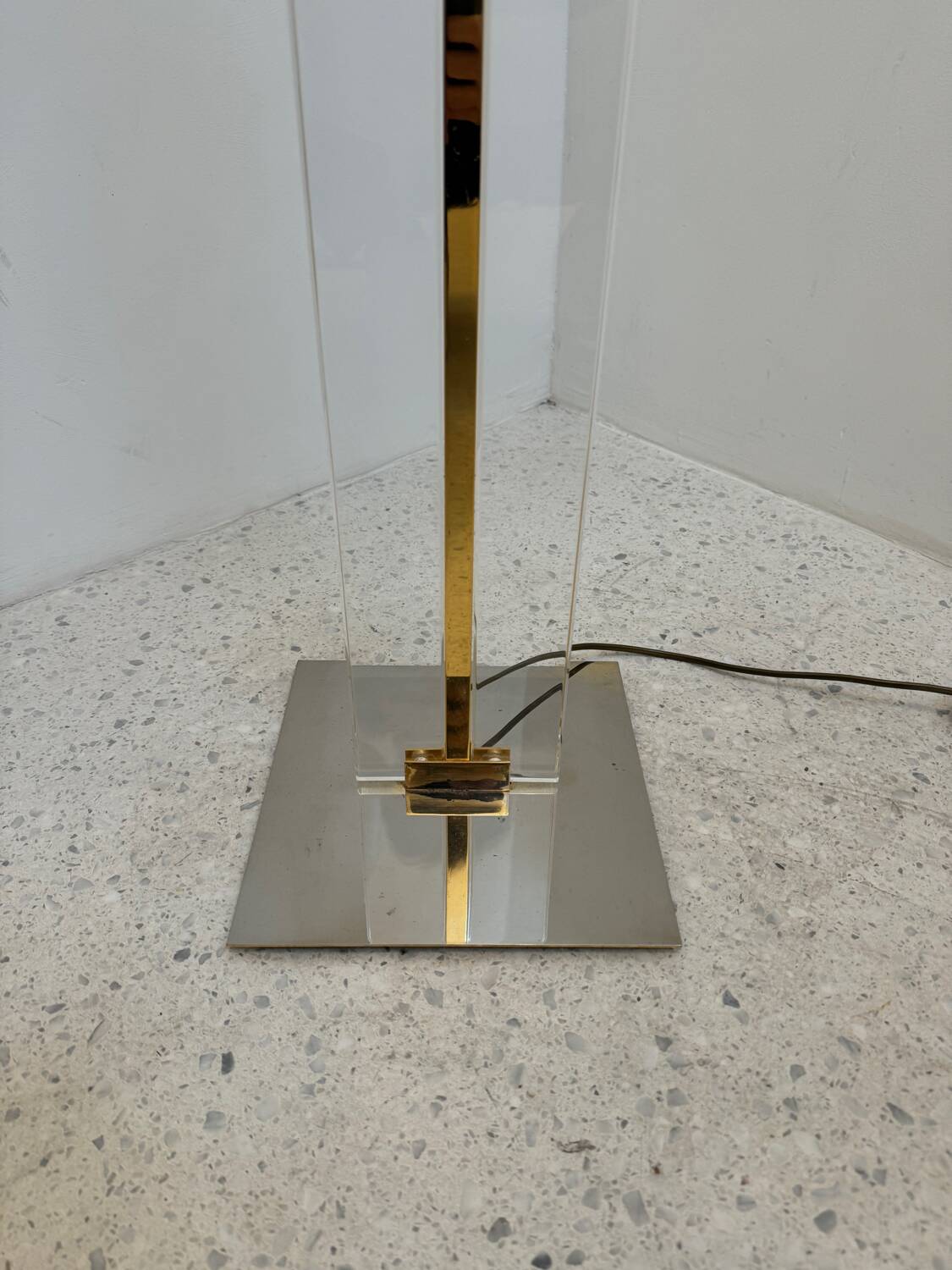 Lampadaire en plexiglas et métal doré, 1970