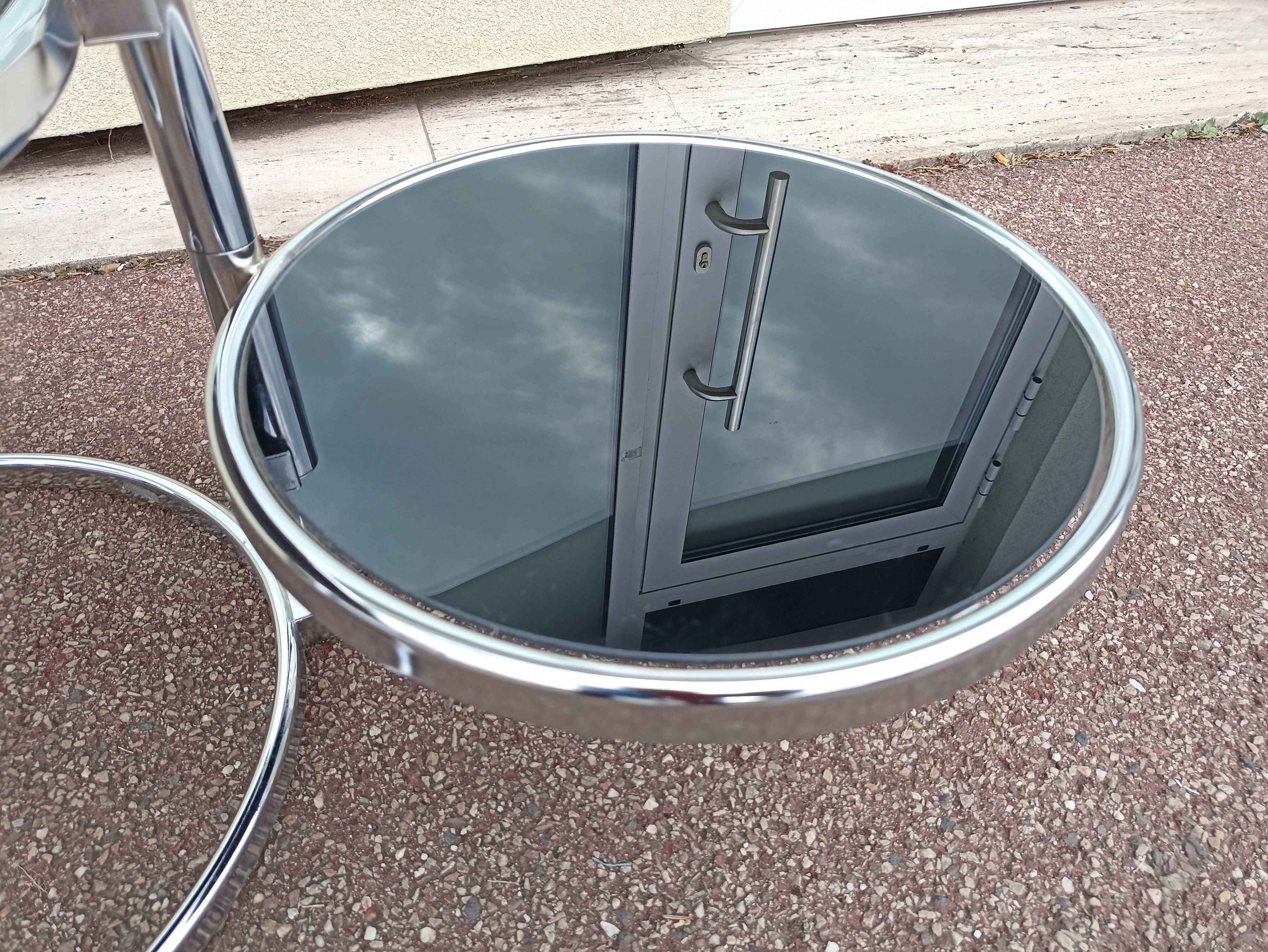Round coffee table in glass and vintage chrome