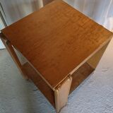 Round pedestal table