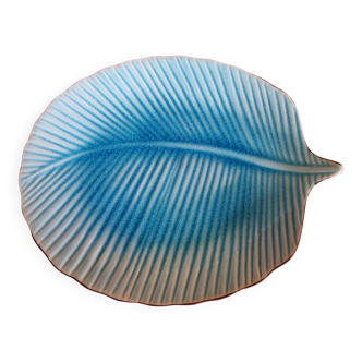 Turquoise leaf-shaped presentation plate