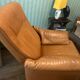 Fauteuil basculant  en cuir fauve De Sede