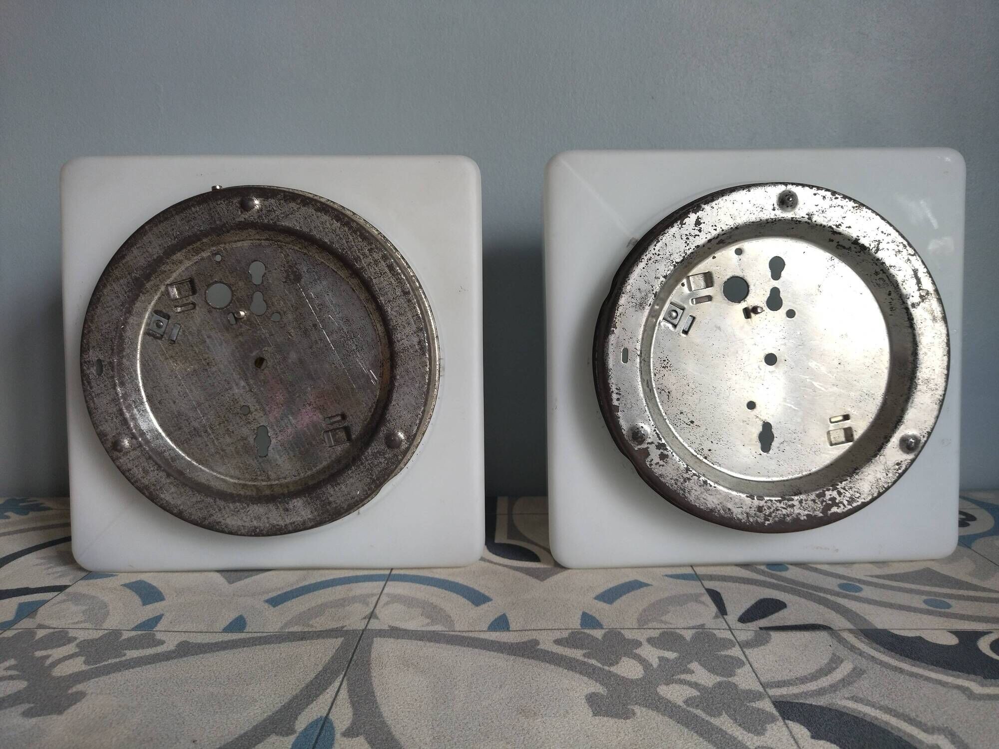 Paire d'appliques/plafonniers carrés  en opaline mate vintage