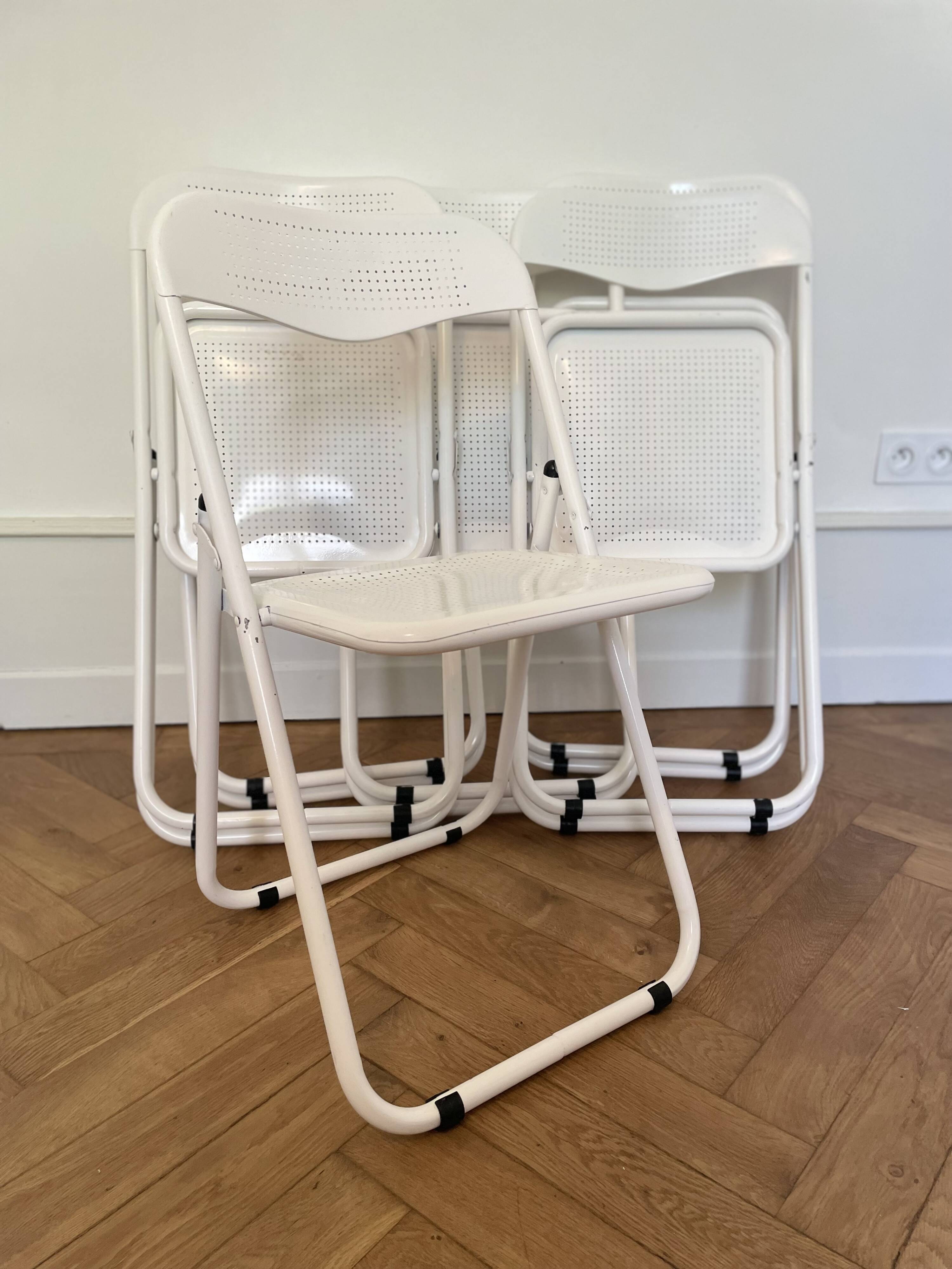 chaises pliantes en métal perforée, design vintage annees 1970