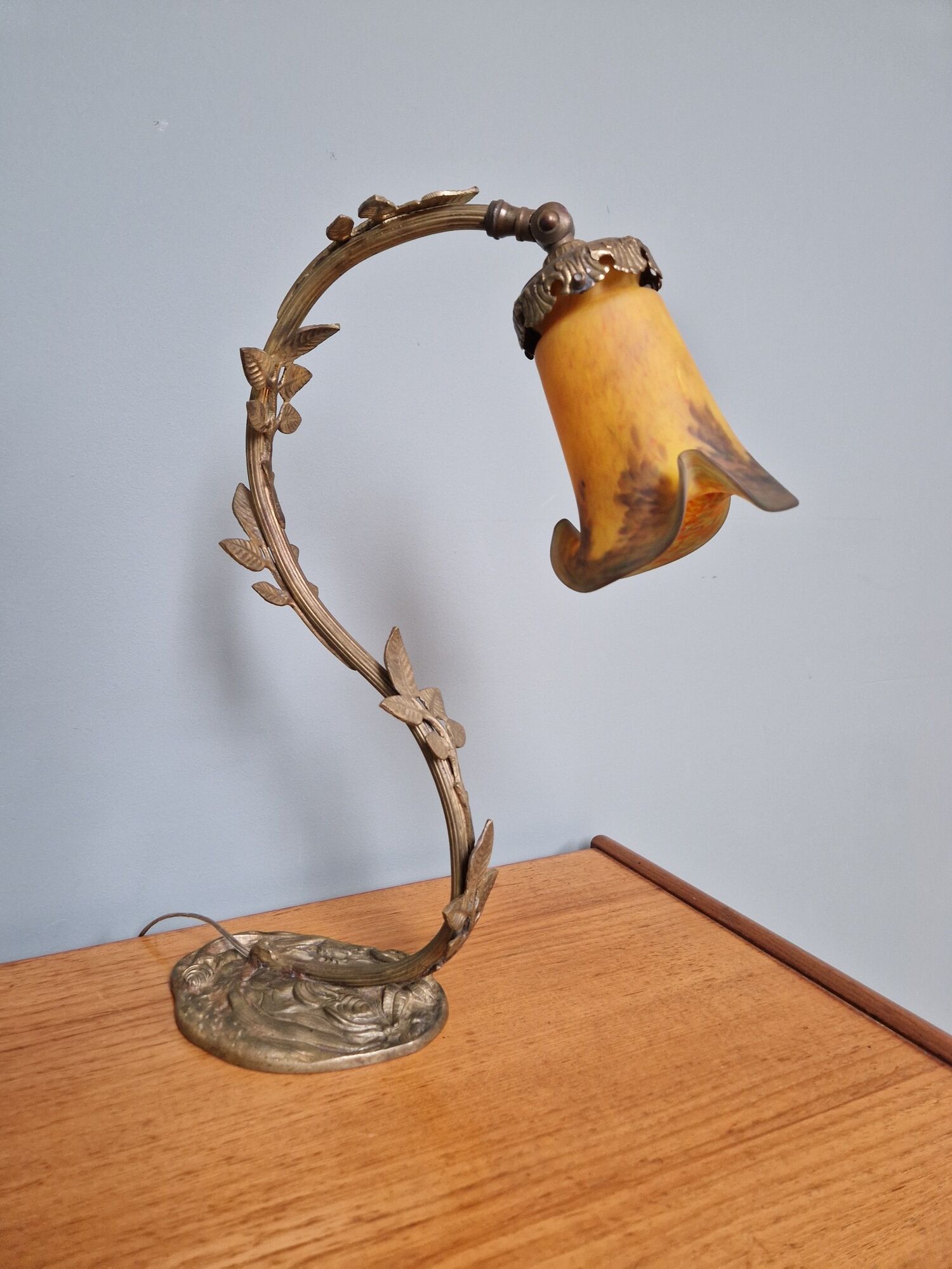 Art Nouveau lamp in bronze with a tulip signed LN (Lunéville)