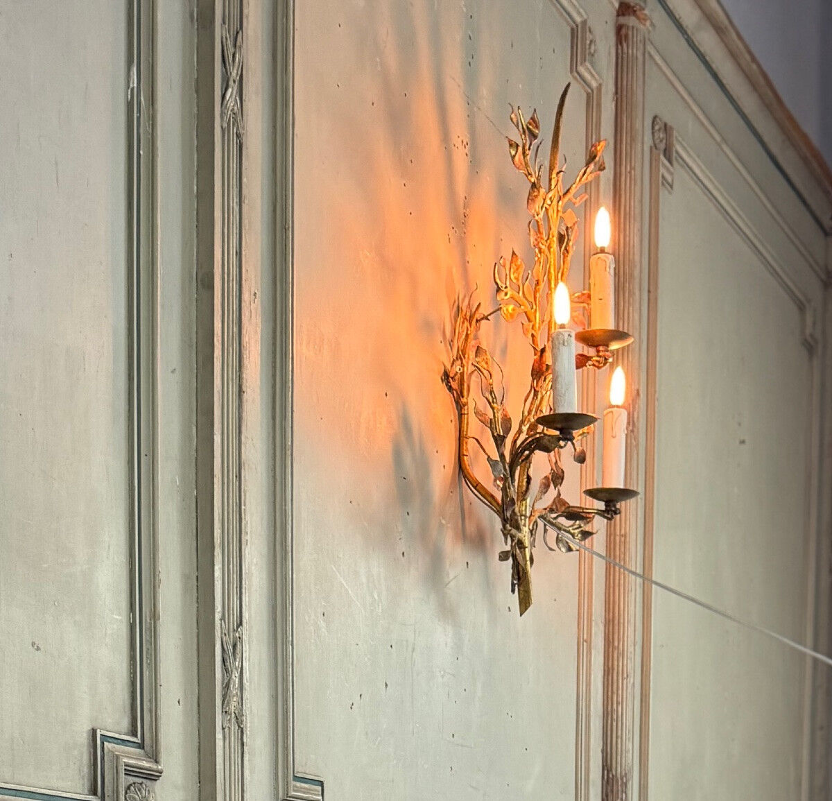 Gilded metal wall lamp with foliage, France circa 1950