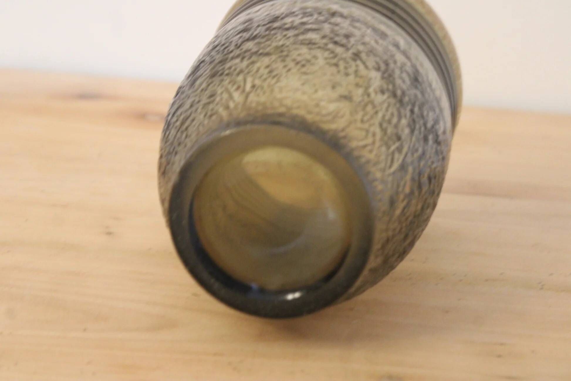 Vintage olive green smoked glass vase – Textured relief decoration – H19 cm