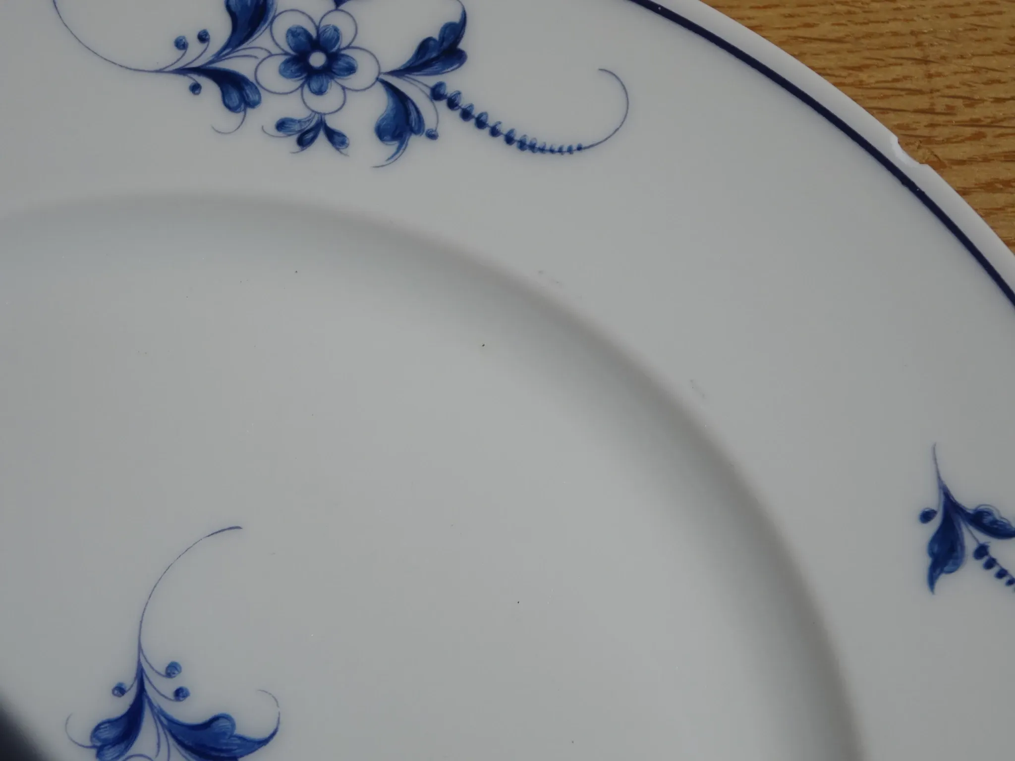 Fine Limoges porcelain dessert service: dish and 12 plates.