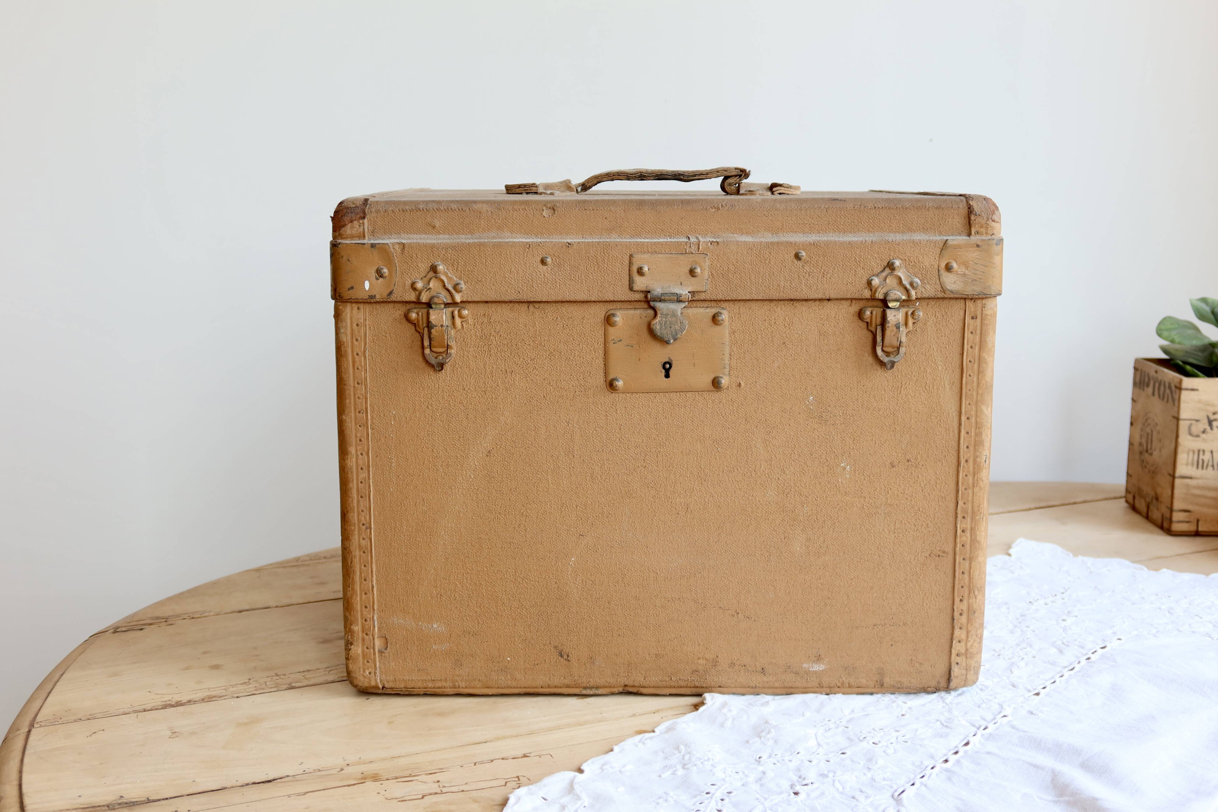 Vintage ochre trunk – Storage chest