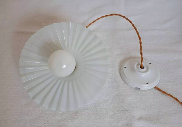 Suspension abat-jour vintage en opaline blanche gaufrée striée - circa années 1940