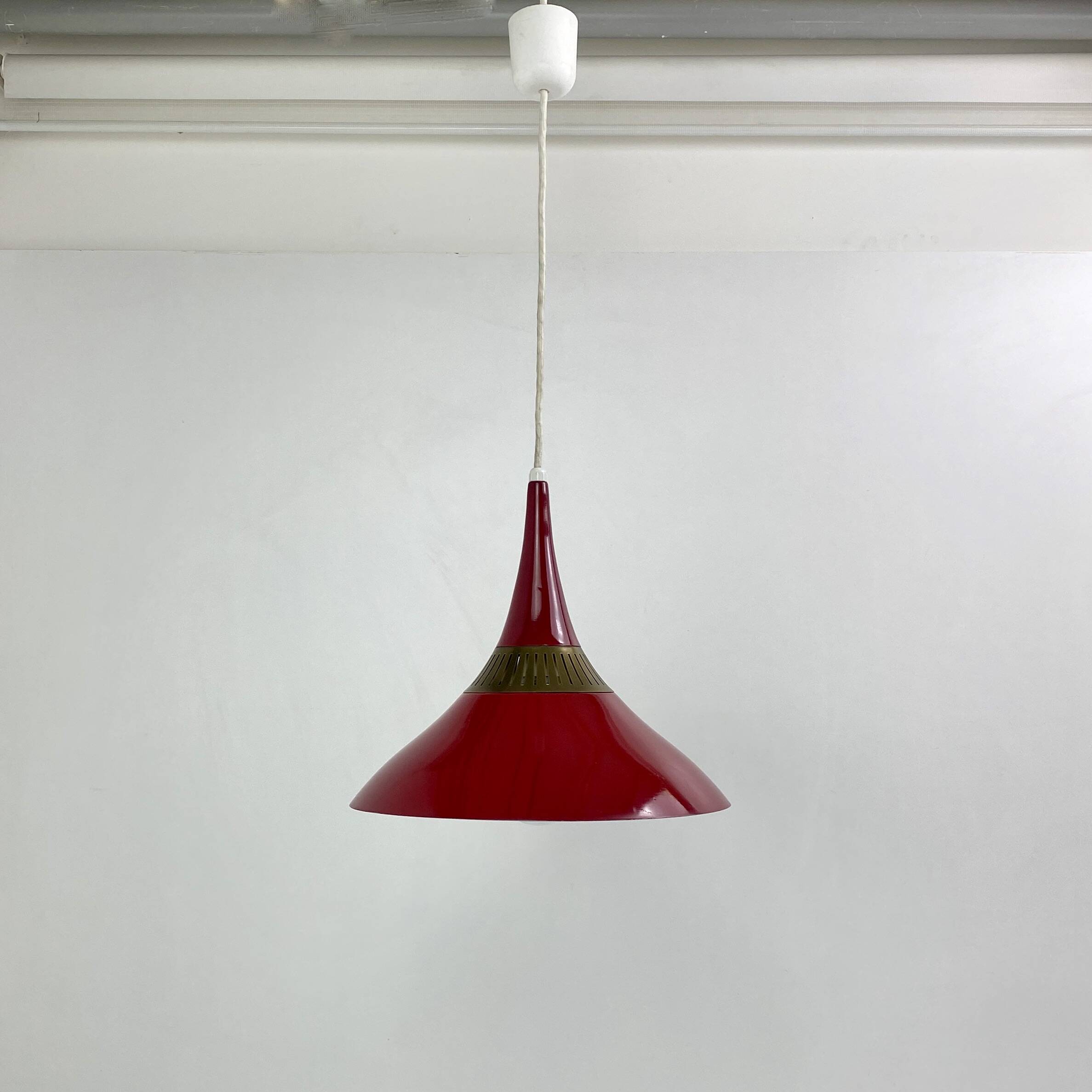 Scandinavian pendant light in red metal and brass, 1960