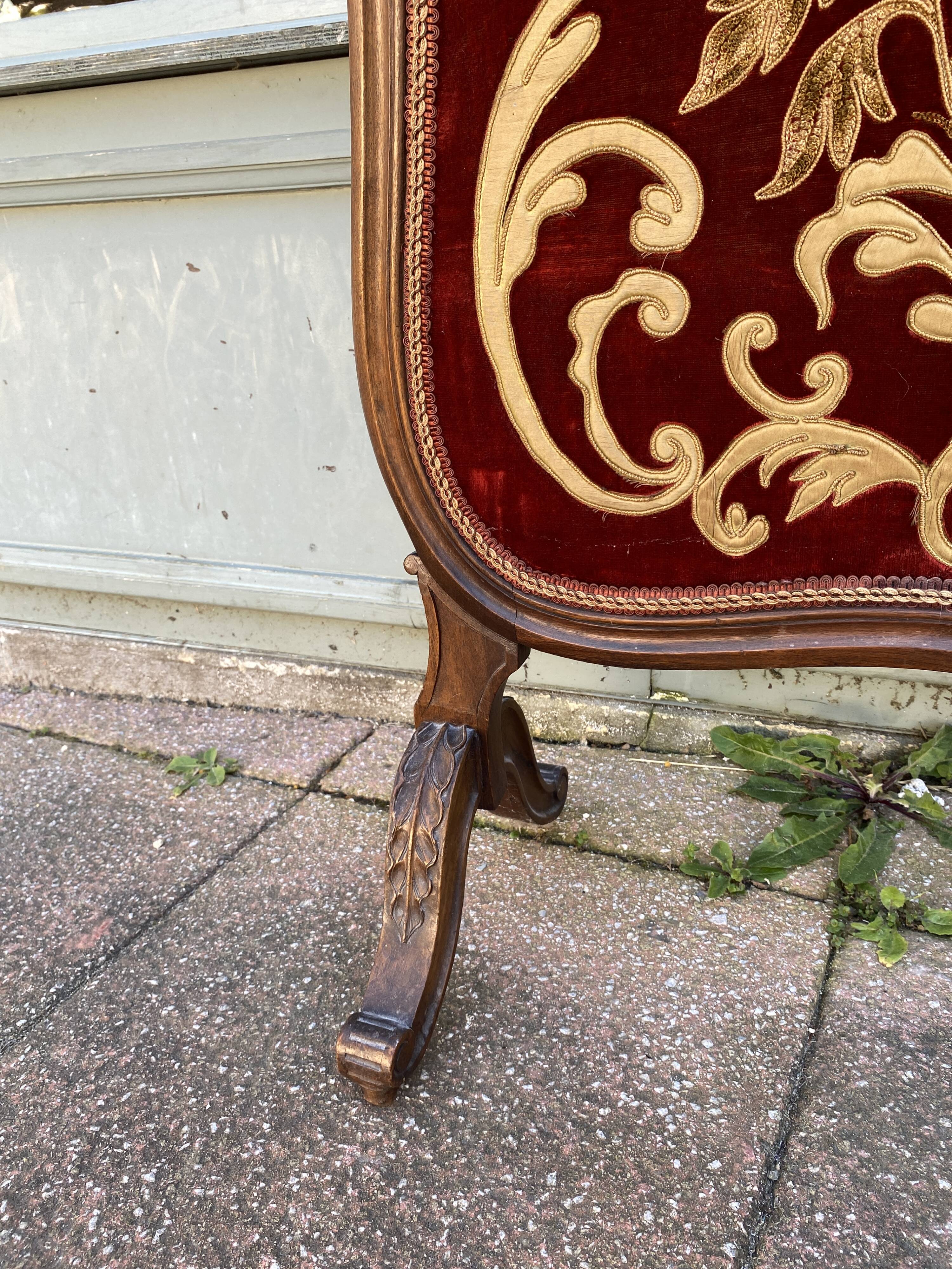 Antique fireplace screen in carved wood and embroidered velvet, Napoleon III.