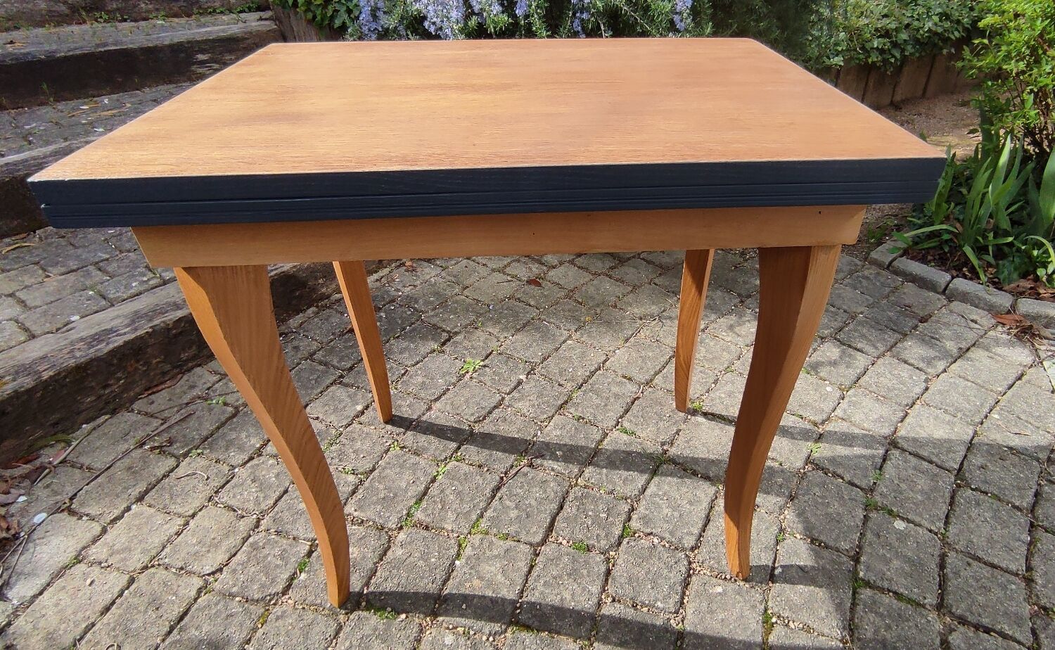 Expandable wooden table