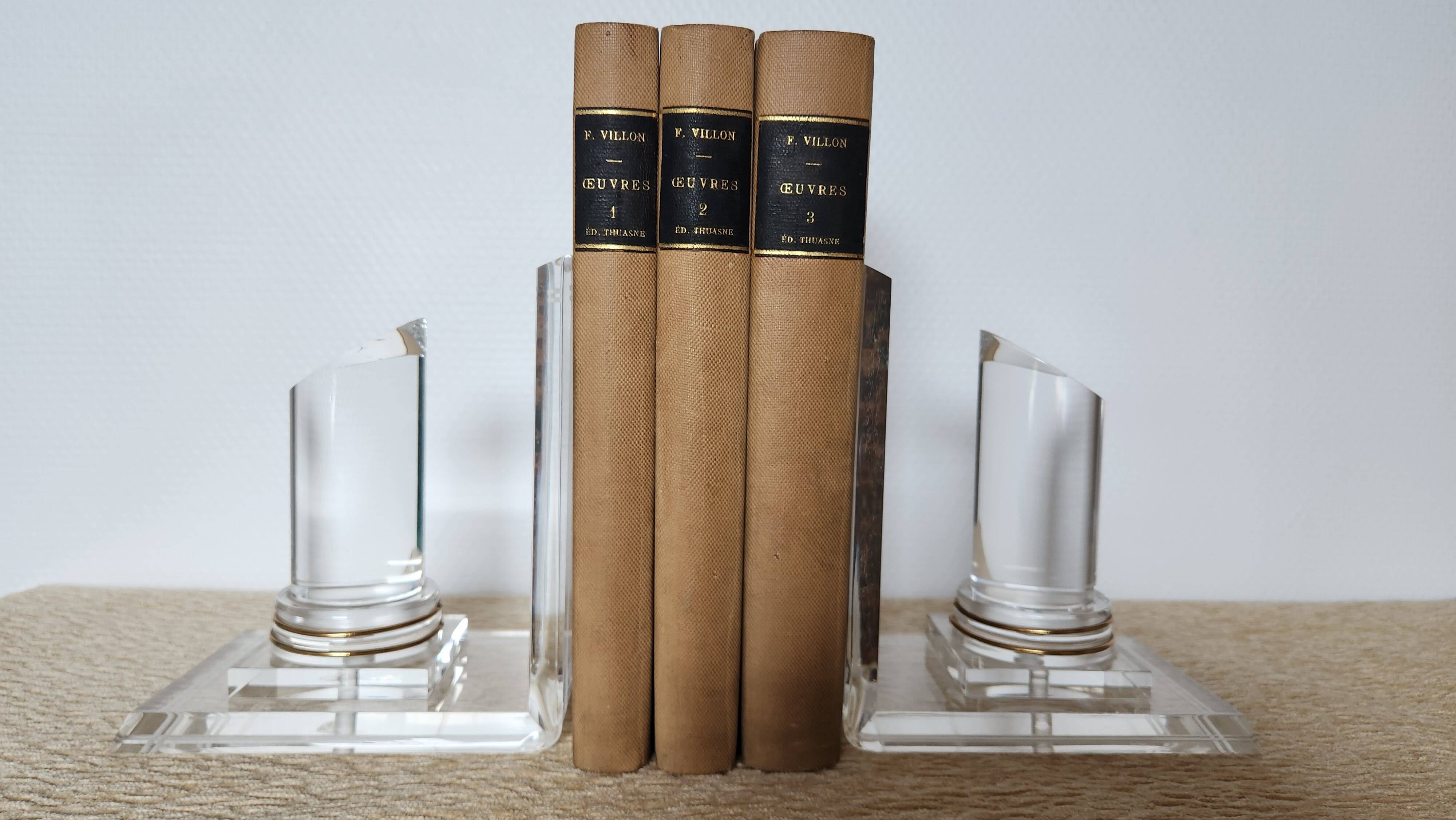 Pair of column bookends in plexiglass and gold metal, 1980s design.