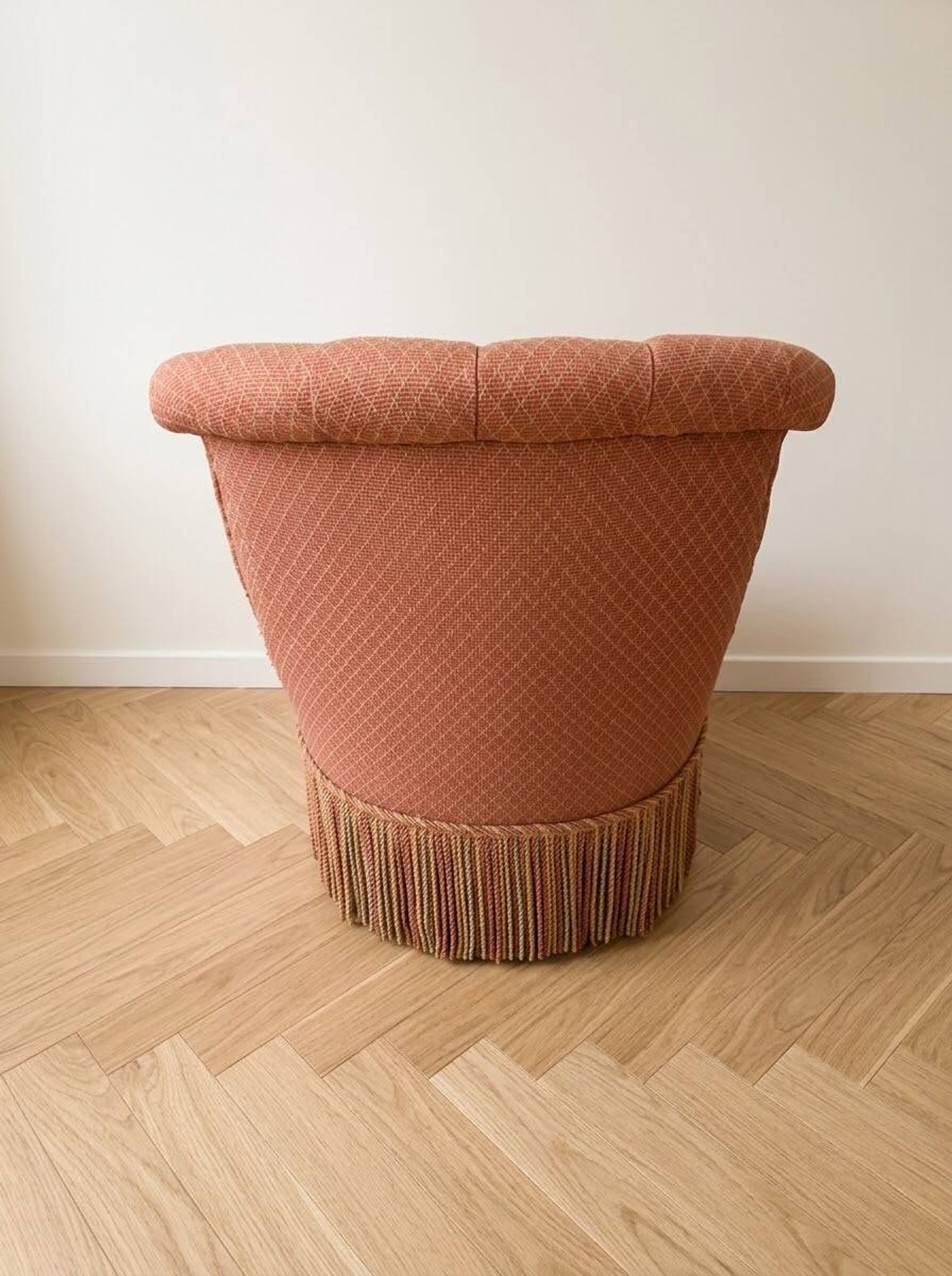 Fauteuil crapaud vintage capitonné en tissu vieux rose