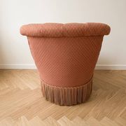 Fauteuil crapaud vintage capitonné en tissu vieux rose