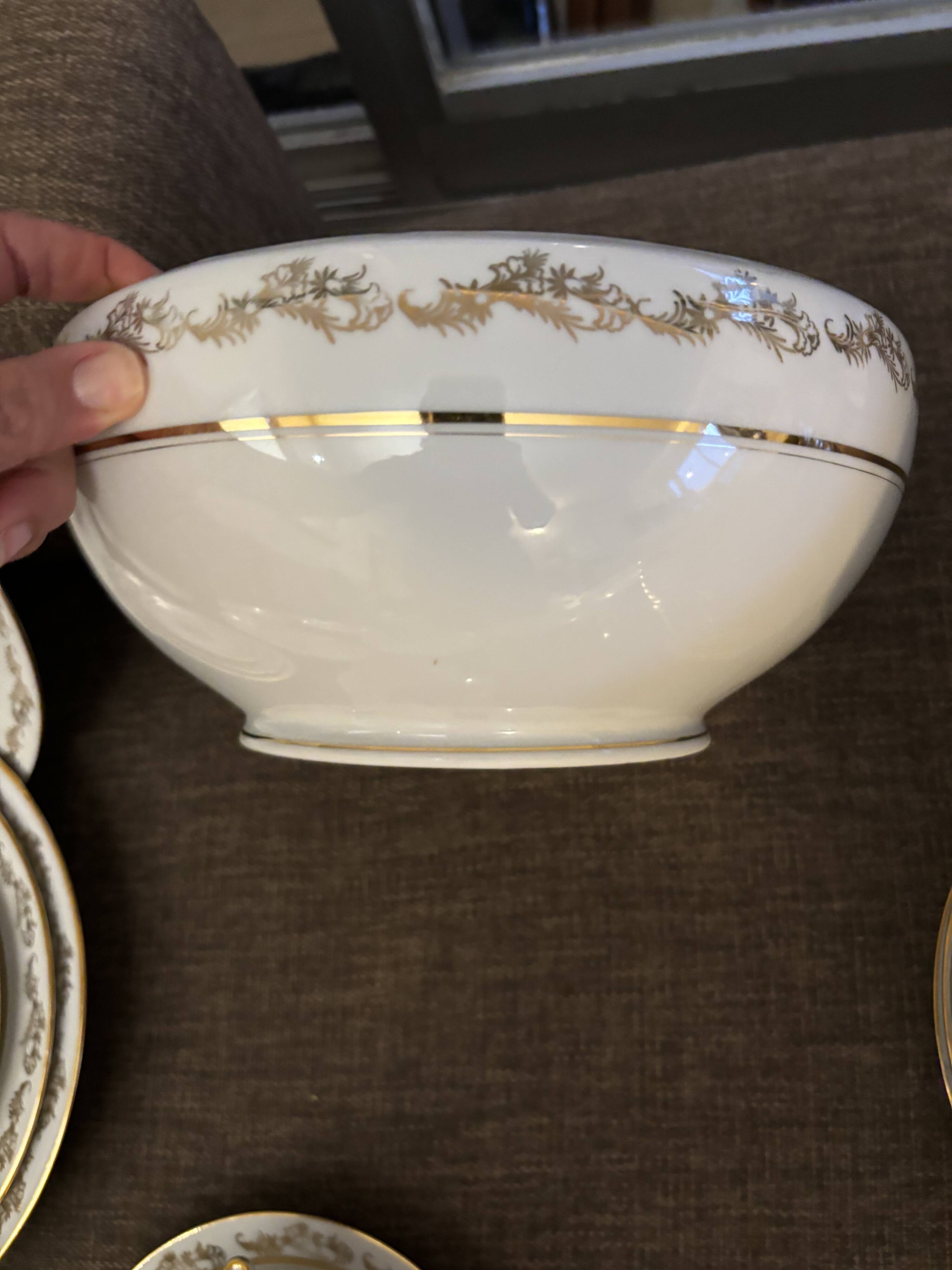 Magnifique service en porcelaine blanche et doree
