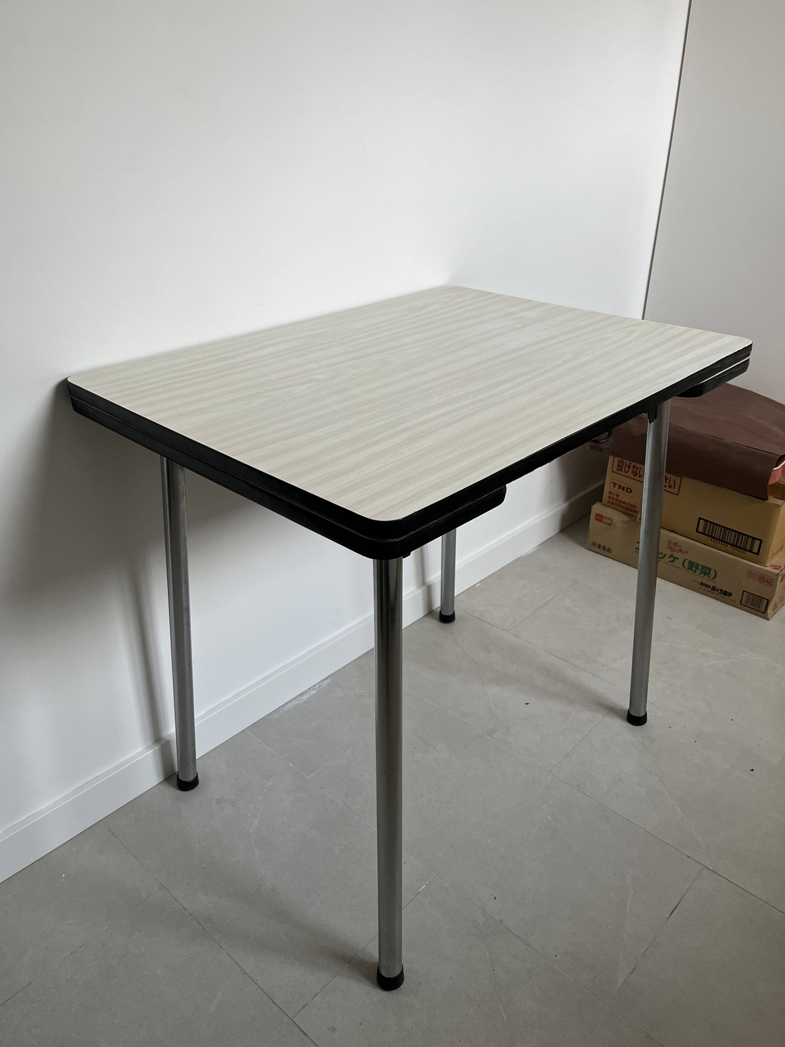 Table extensible en Formica blanche