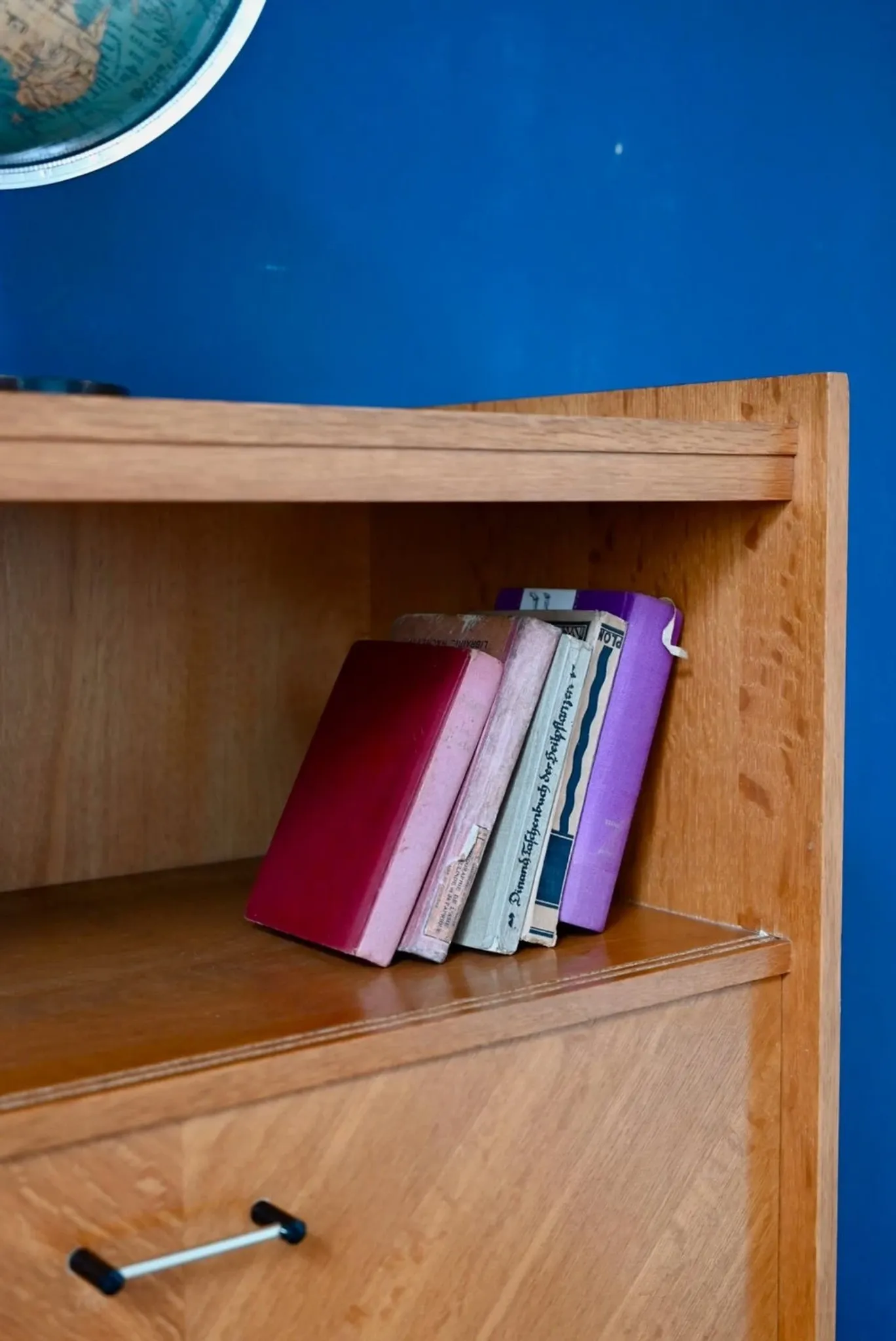 Vintage secretary bookcase from the 50s and 60s, oak with chevron marquetry.