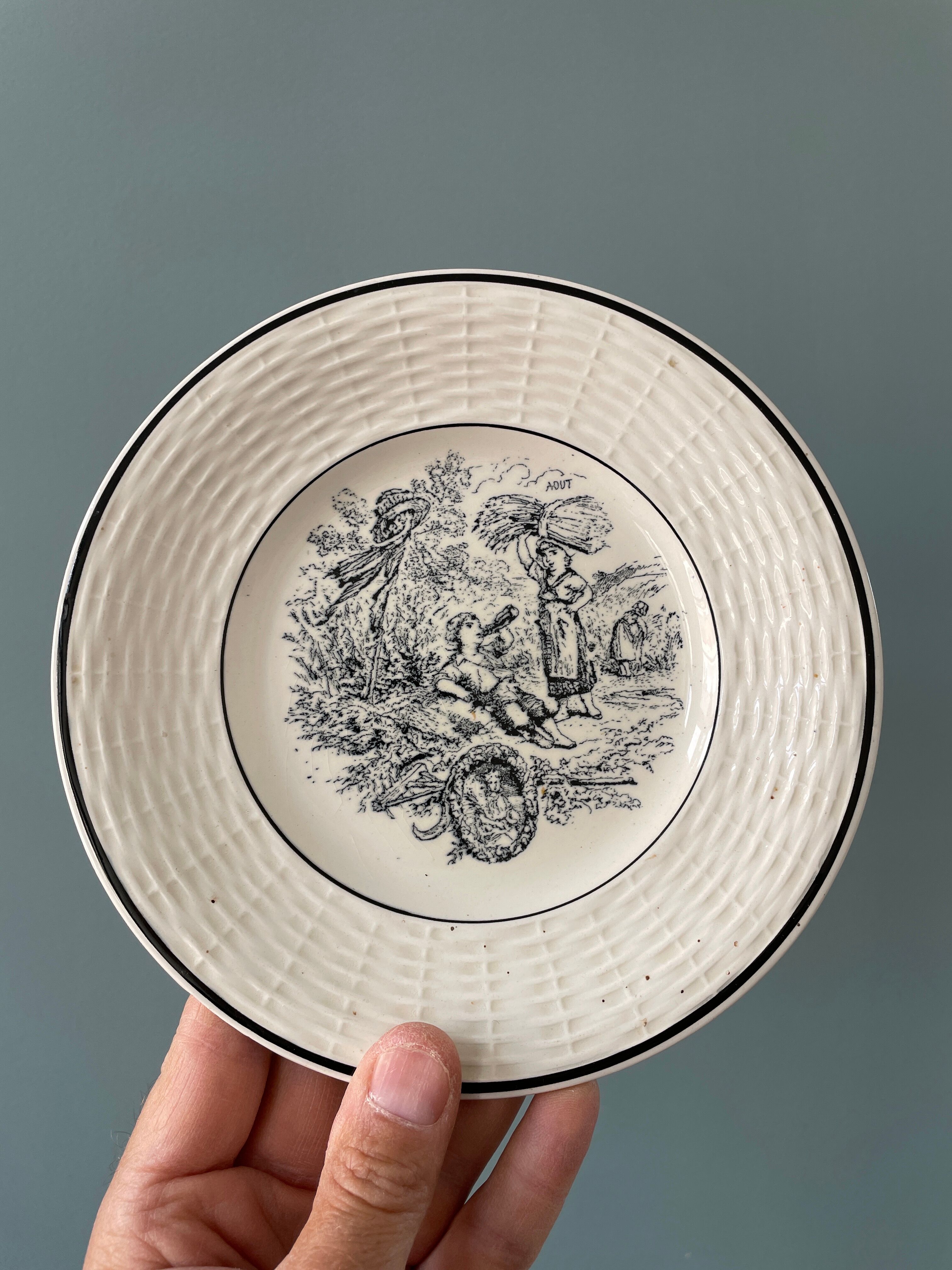 Lot de 12 petites assiettes Digoin Sarreguemines, « Les Mois »