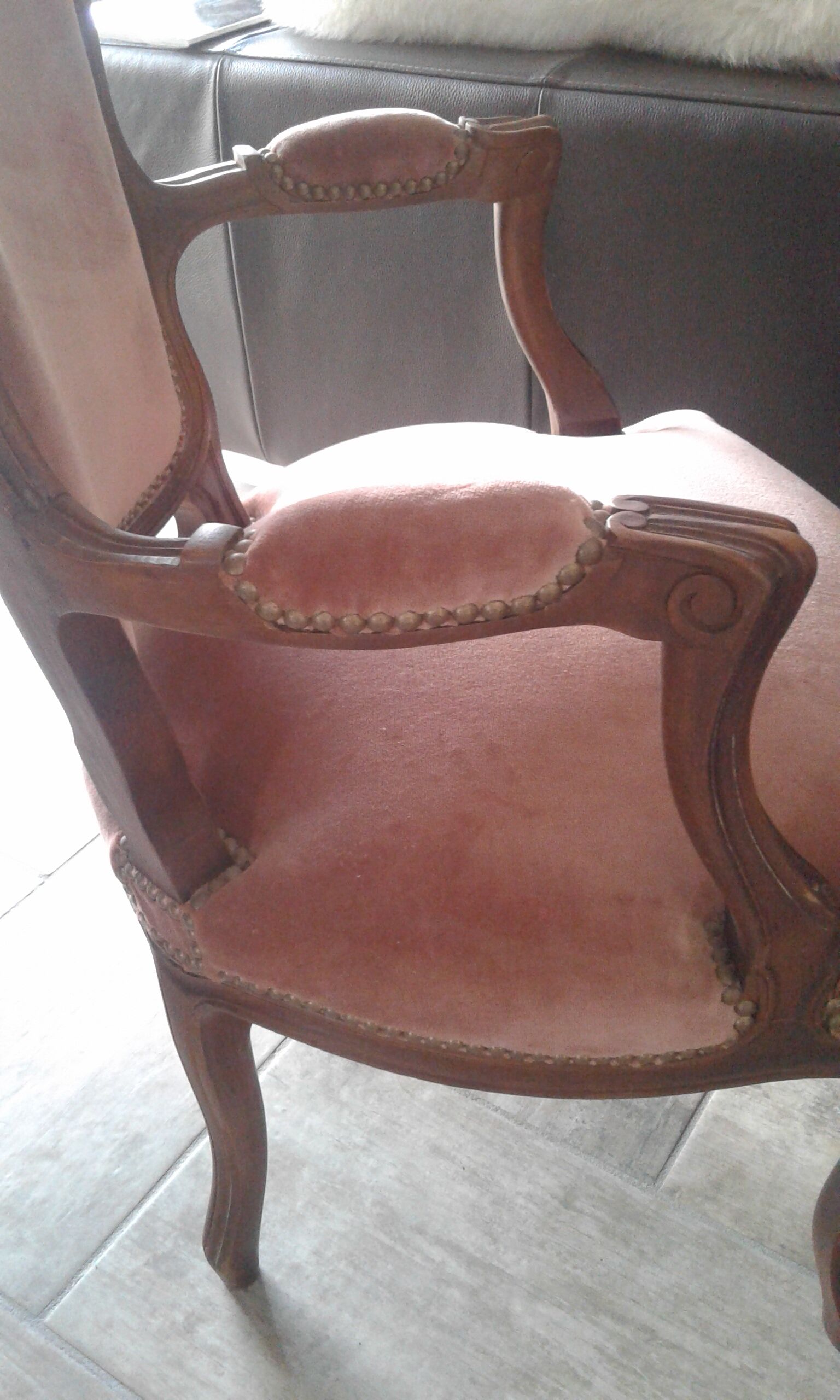 Paire fauteuils style Louis XV velours rose