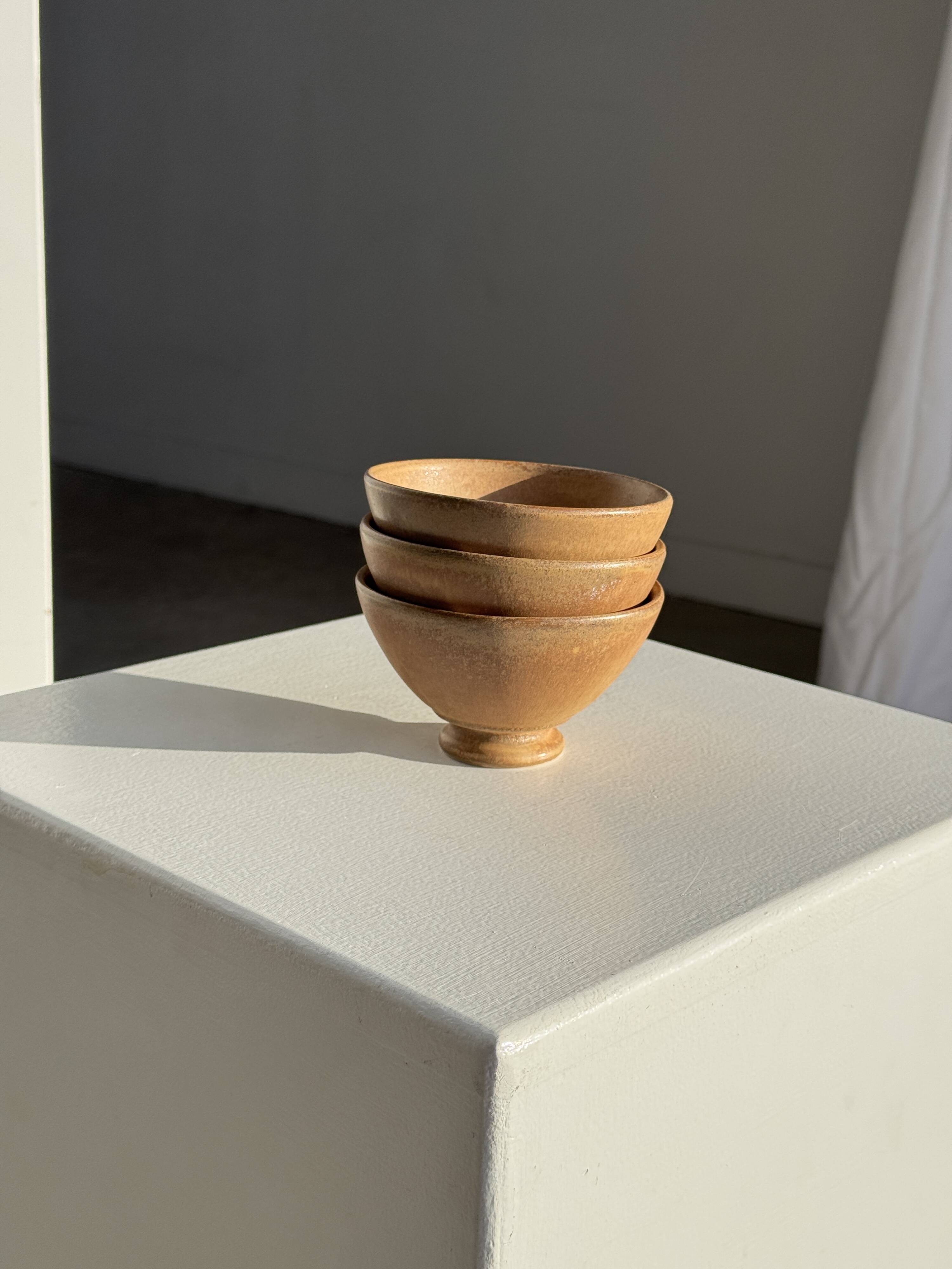 Set of 3 vintage mini bowls on foot, stoneware on pedestal H9 D10.