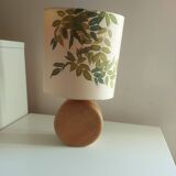 Lampe en bois avec abat jour en soie , peint à la main , signé