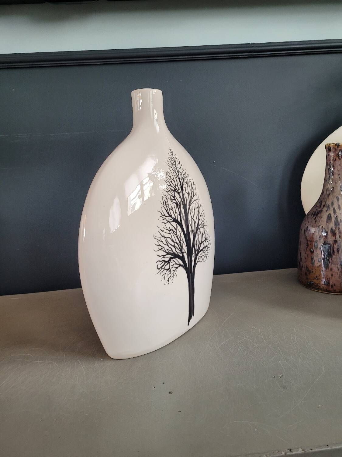 Large single-flower lentil vase