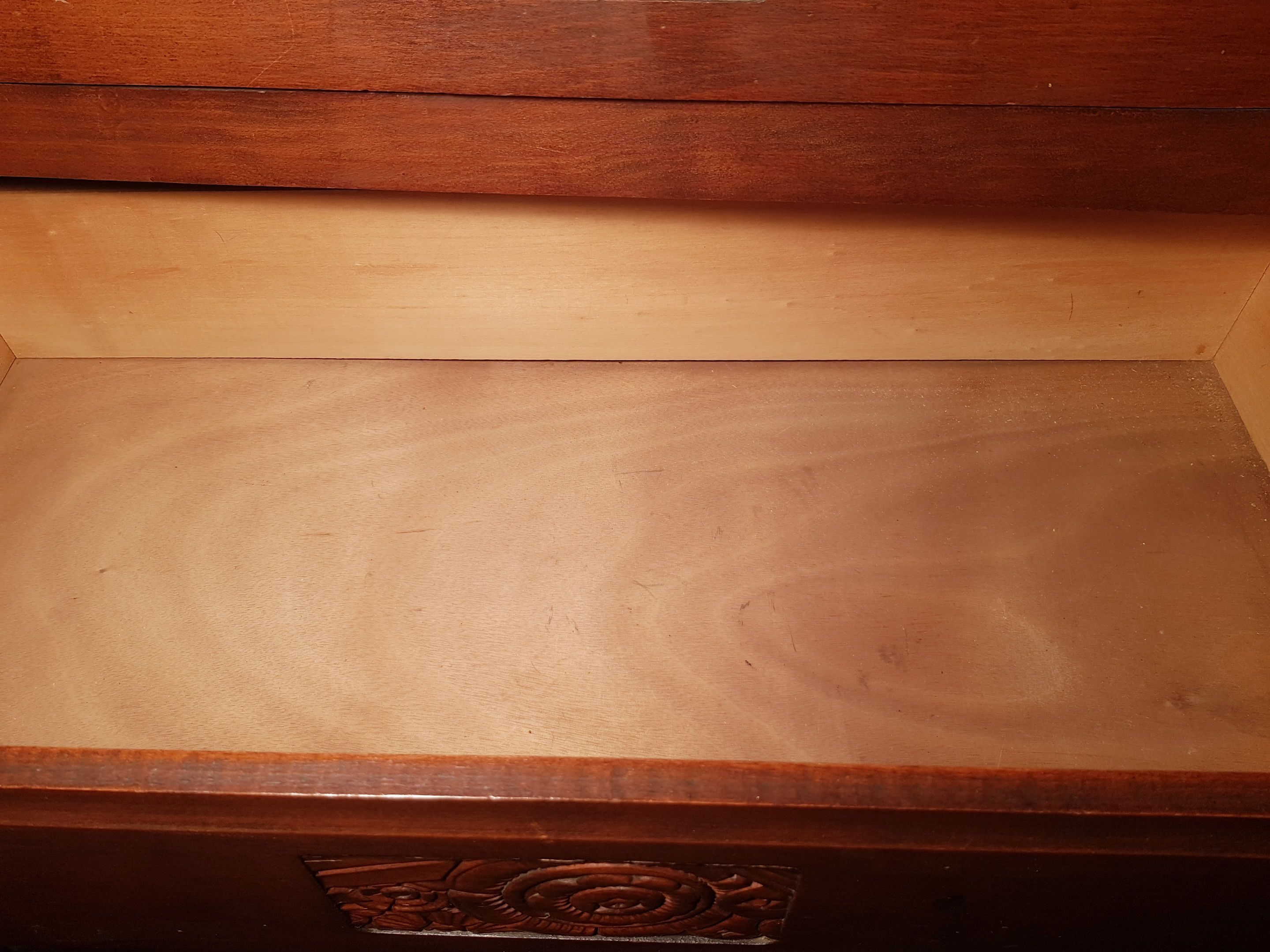 Chest of drawers